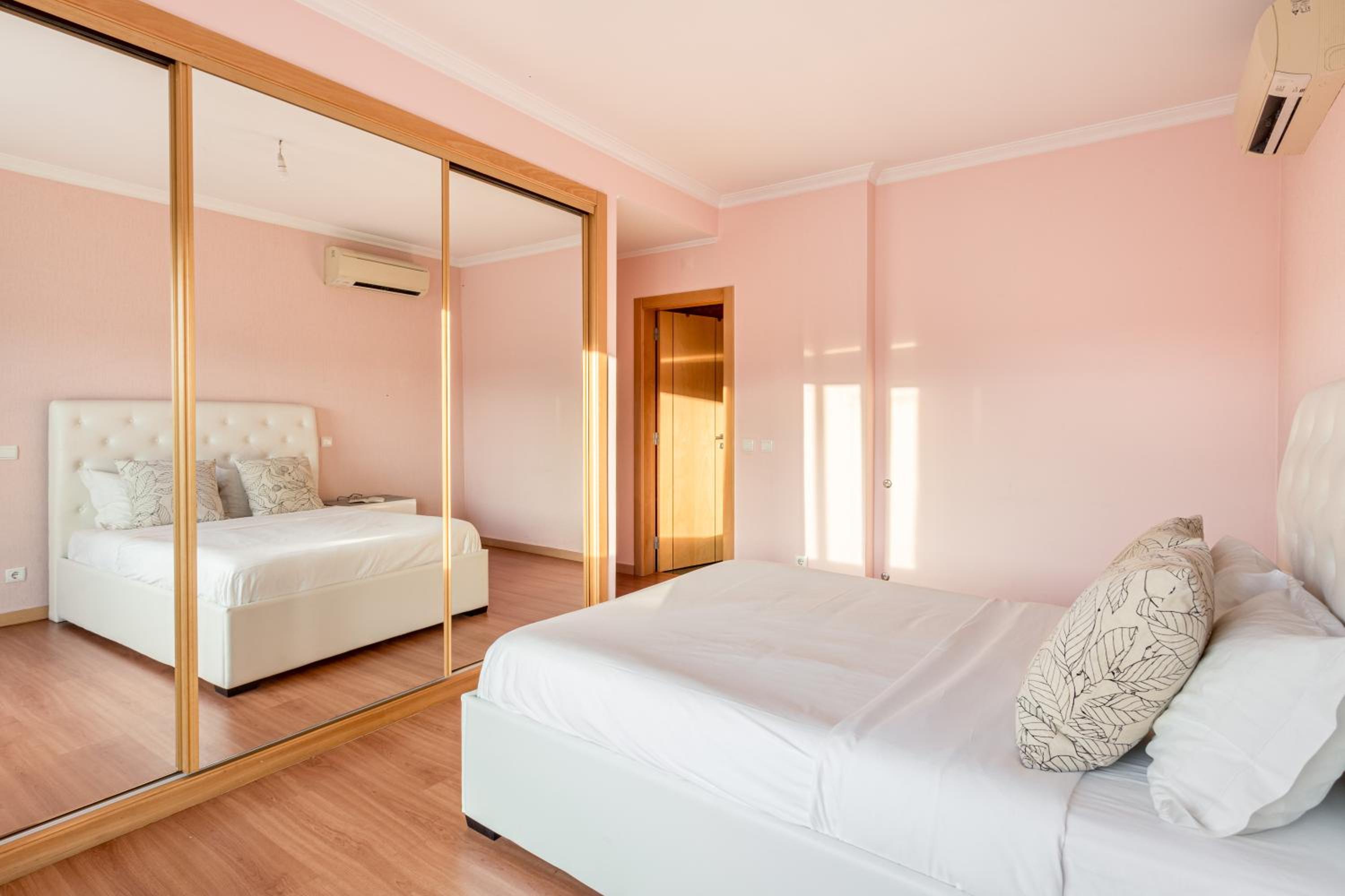 JOIVY Elegant villa w dual pools in Carnaxide