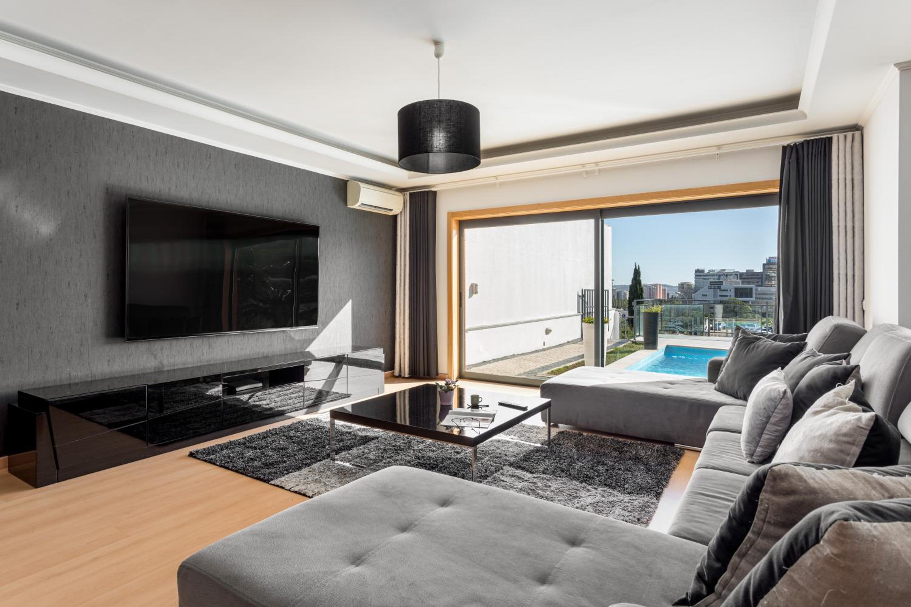 JOIVY Elegant villa w dual pools in Carnaxide