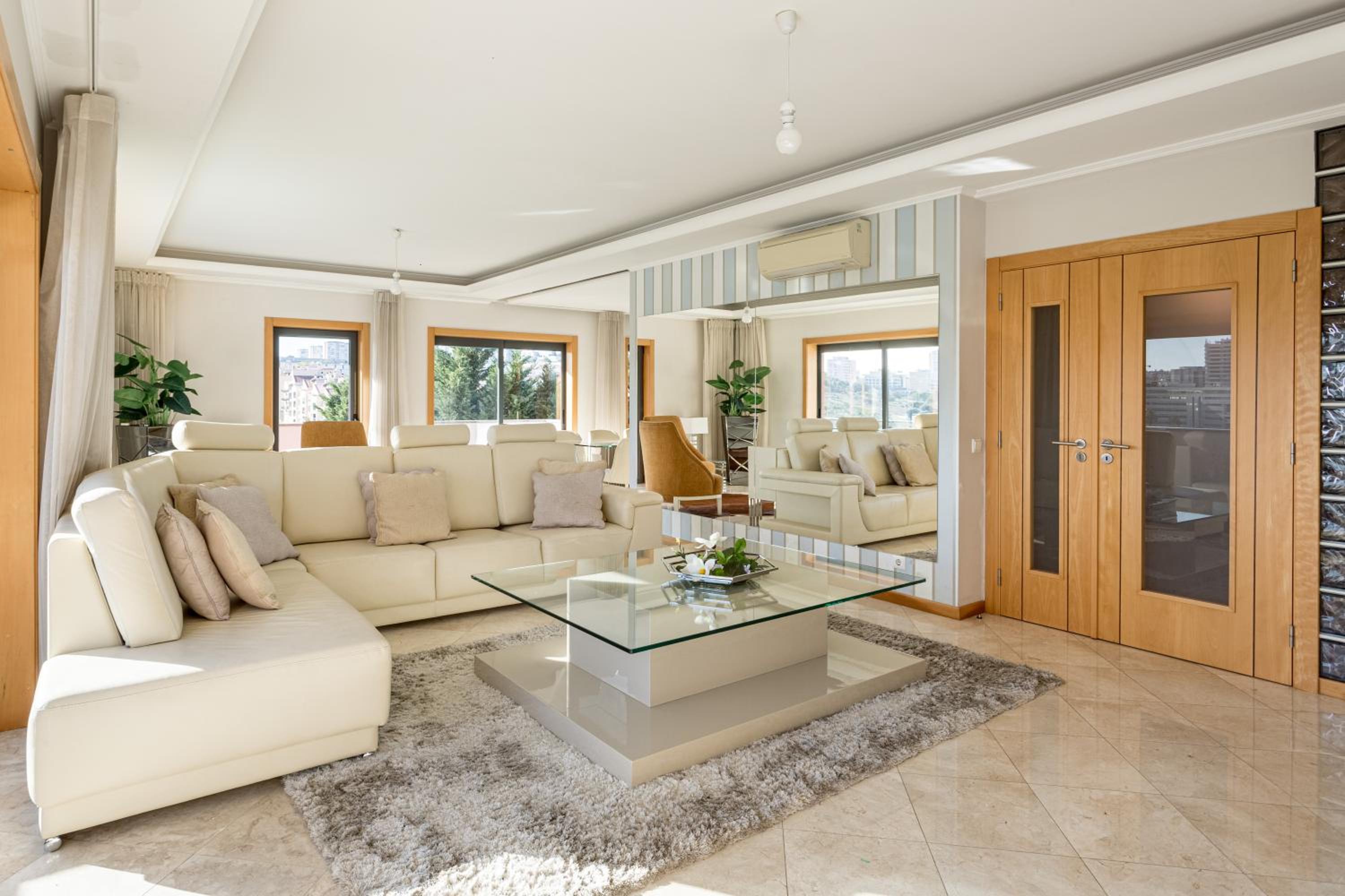 JOIVY Elegant villa w dual pools in Carnaxide
