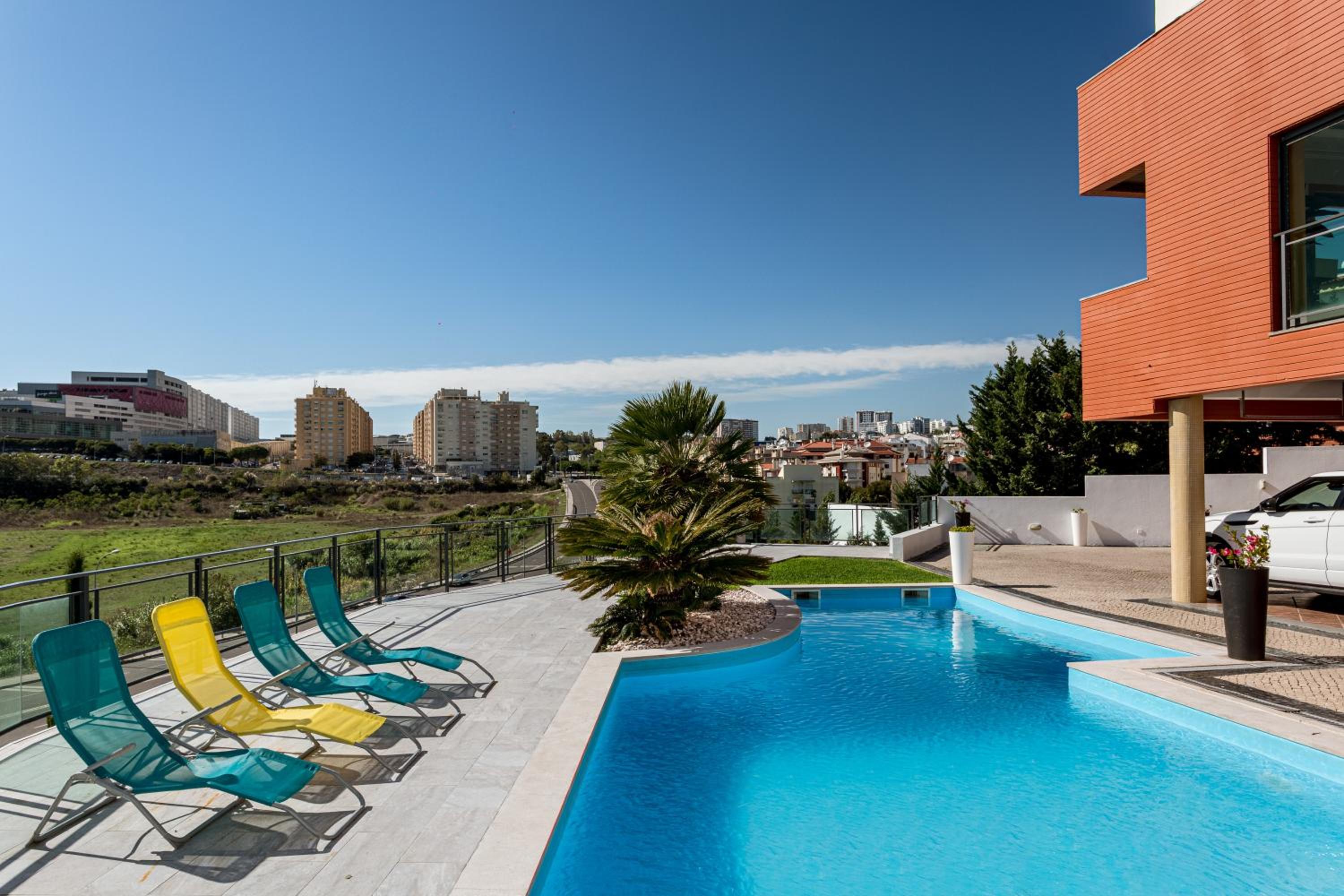 JOIVY Elegant villa w dual pools in Carnaxide