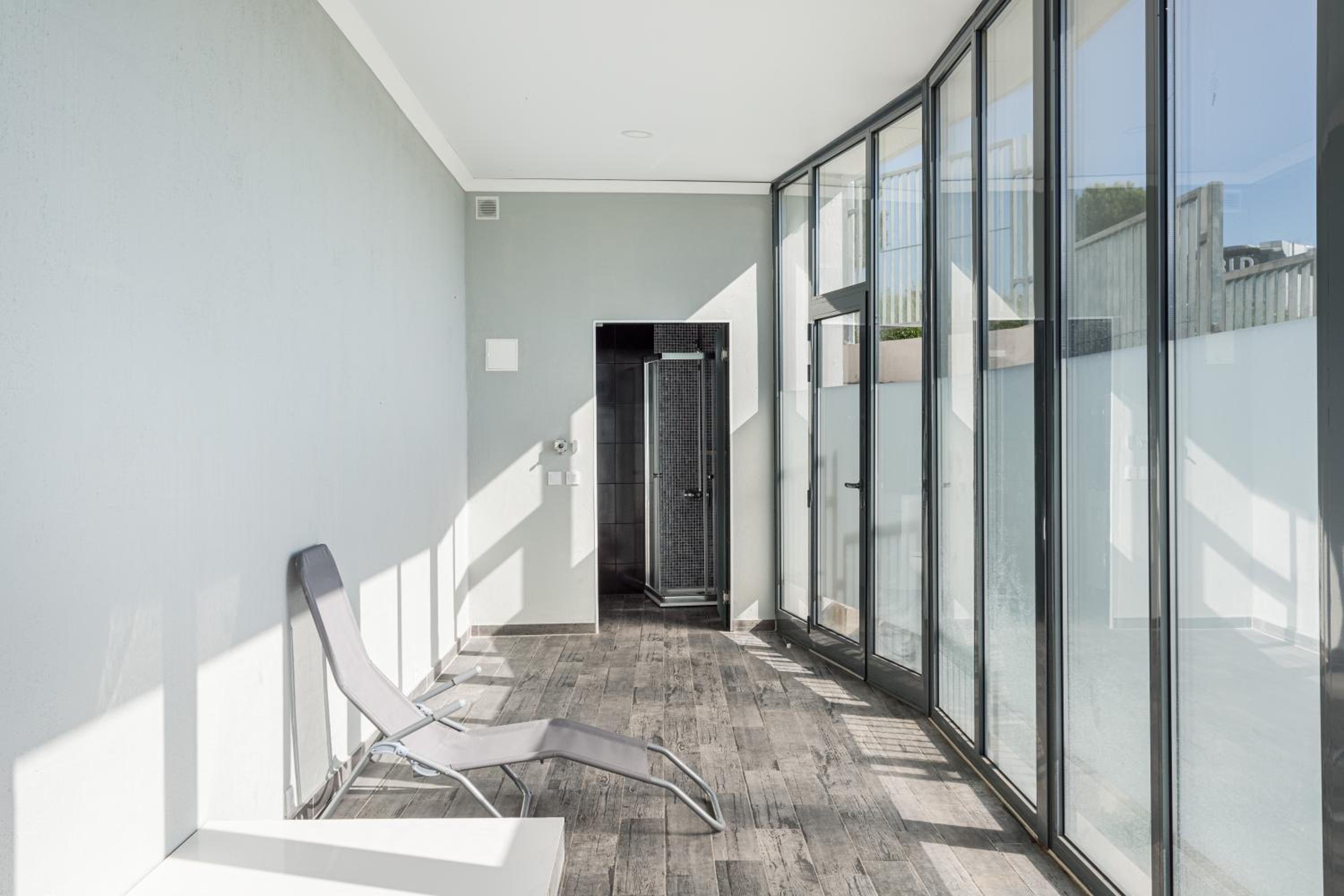 JOIVY Elegant villa w dual pools in Carnaxide