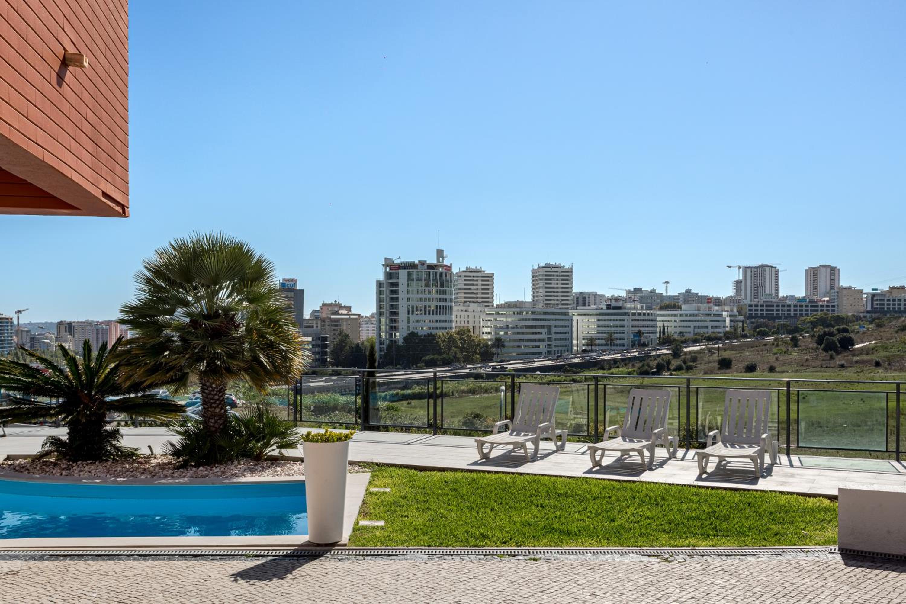 JOIVY Elegant villa w dual pools in Carnaxide