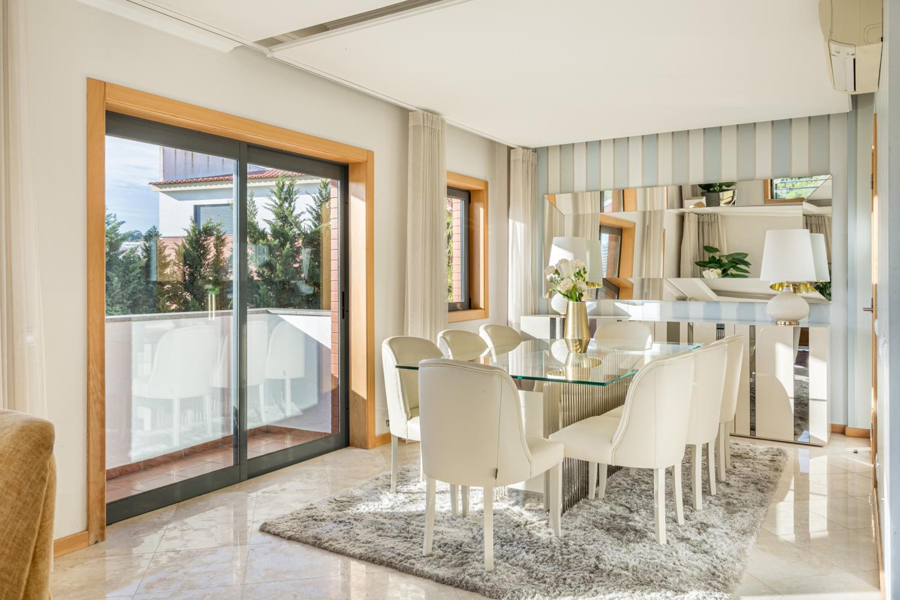 JOIVY Elegant villa w dual pools in Carnaxide