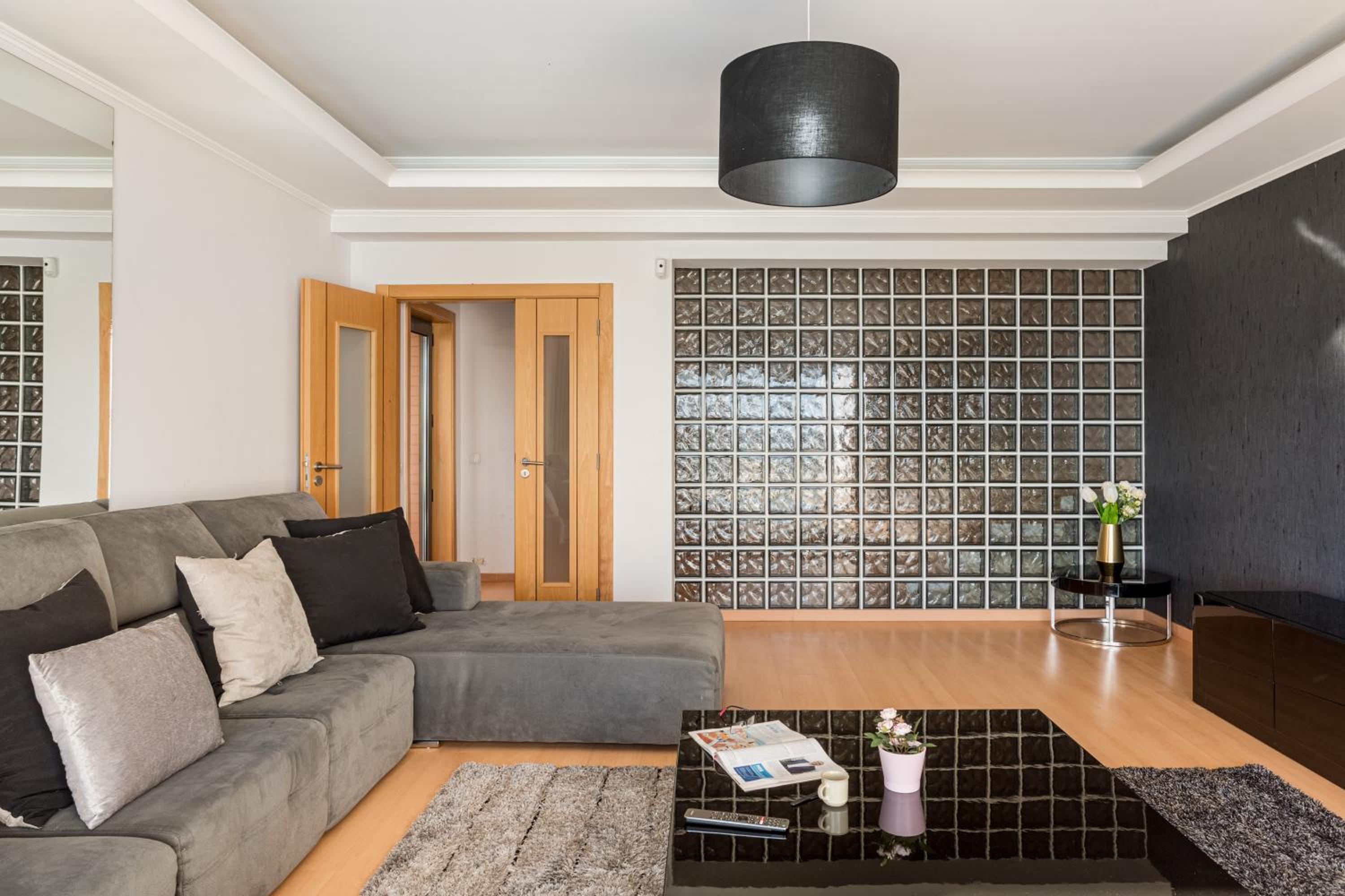 JOIVY Elegant villa w dual pools in Carnaxide