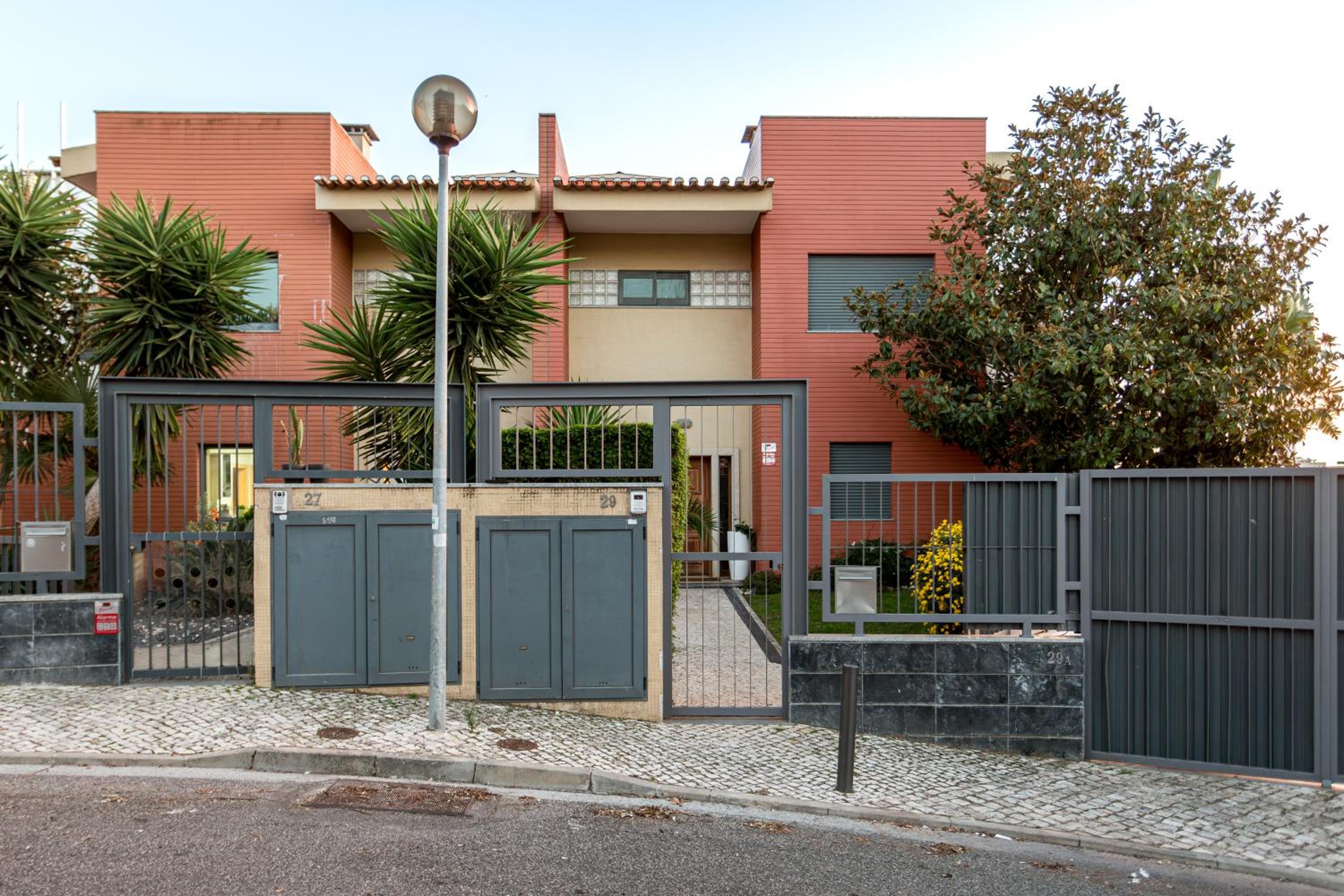 JOIVY Elegant villa w dual pools in Carnaxide