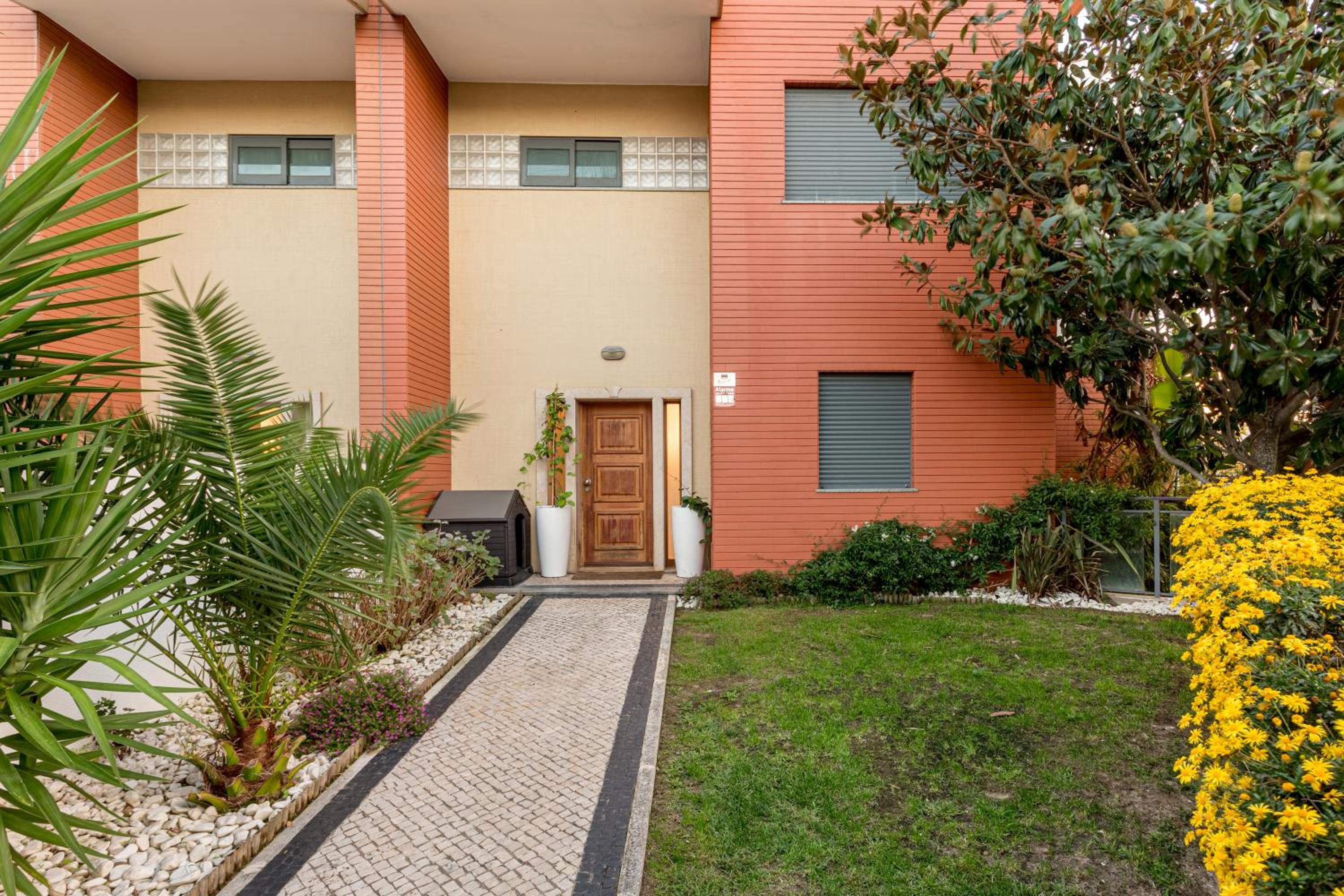 JOIVY Elegant villa w dual pools in Carnaxide