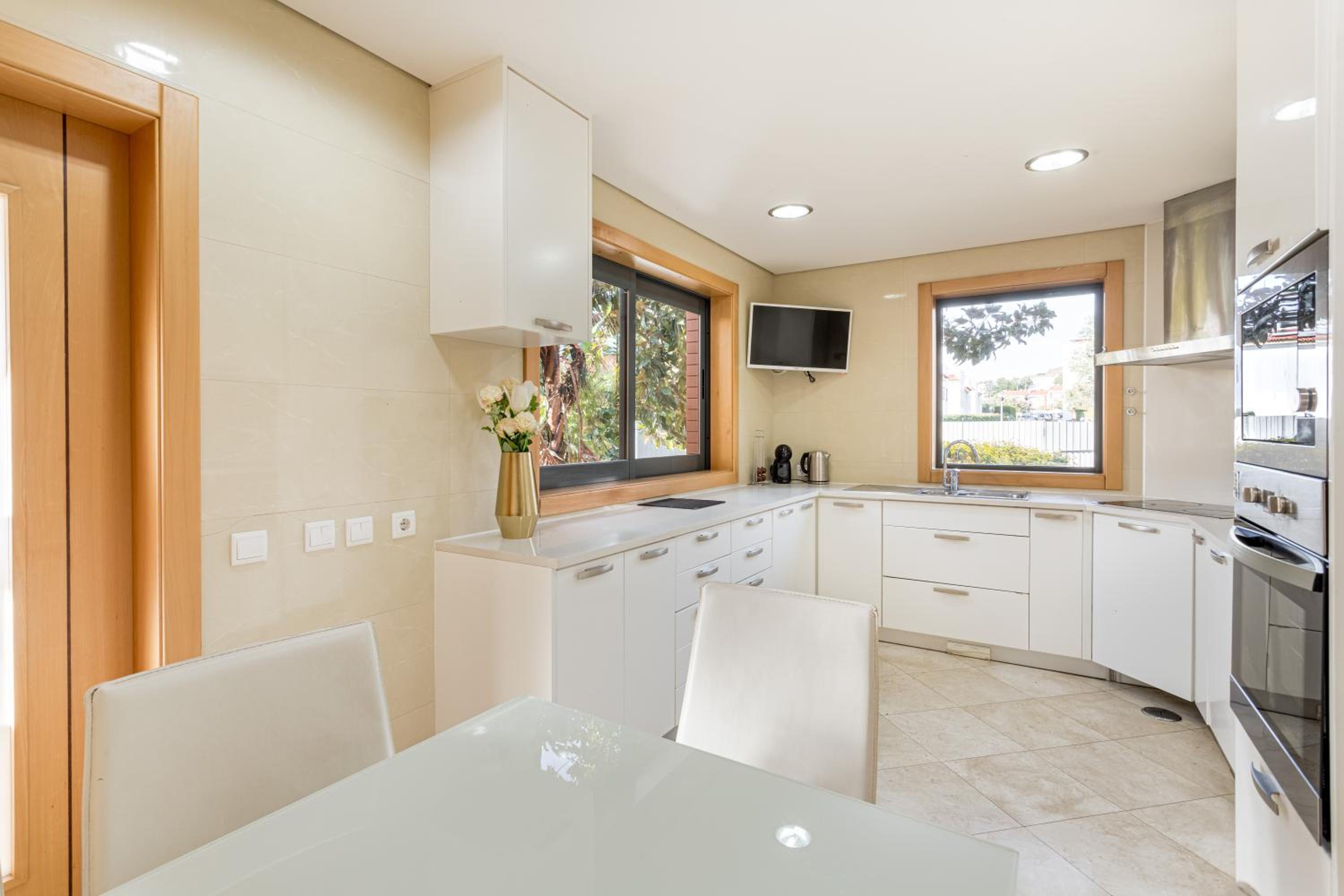 JOIVY Elegant villa w dual pools in Carnaxide
