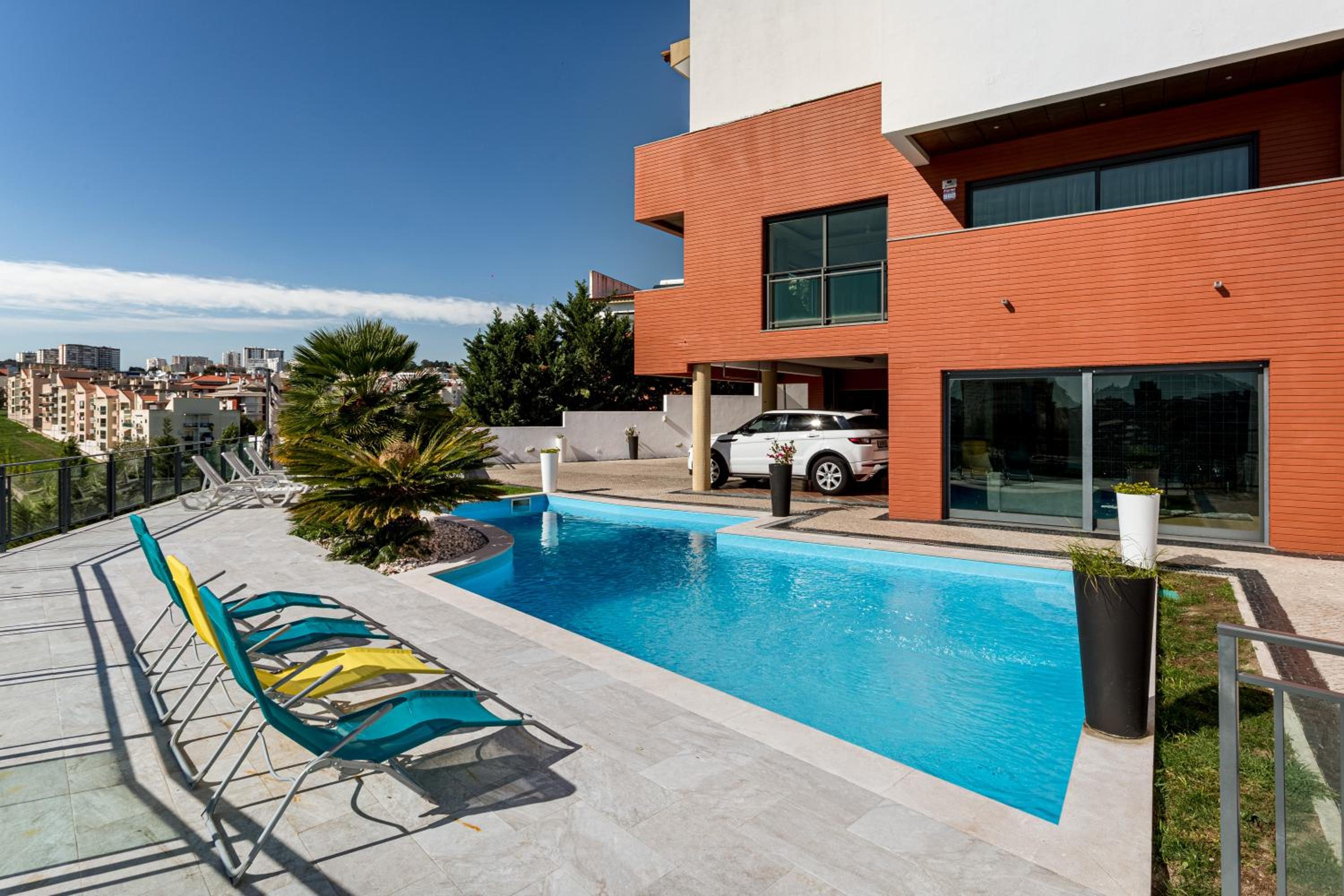 JOIVY Elegant villa w dual pools in Carnaxide