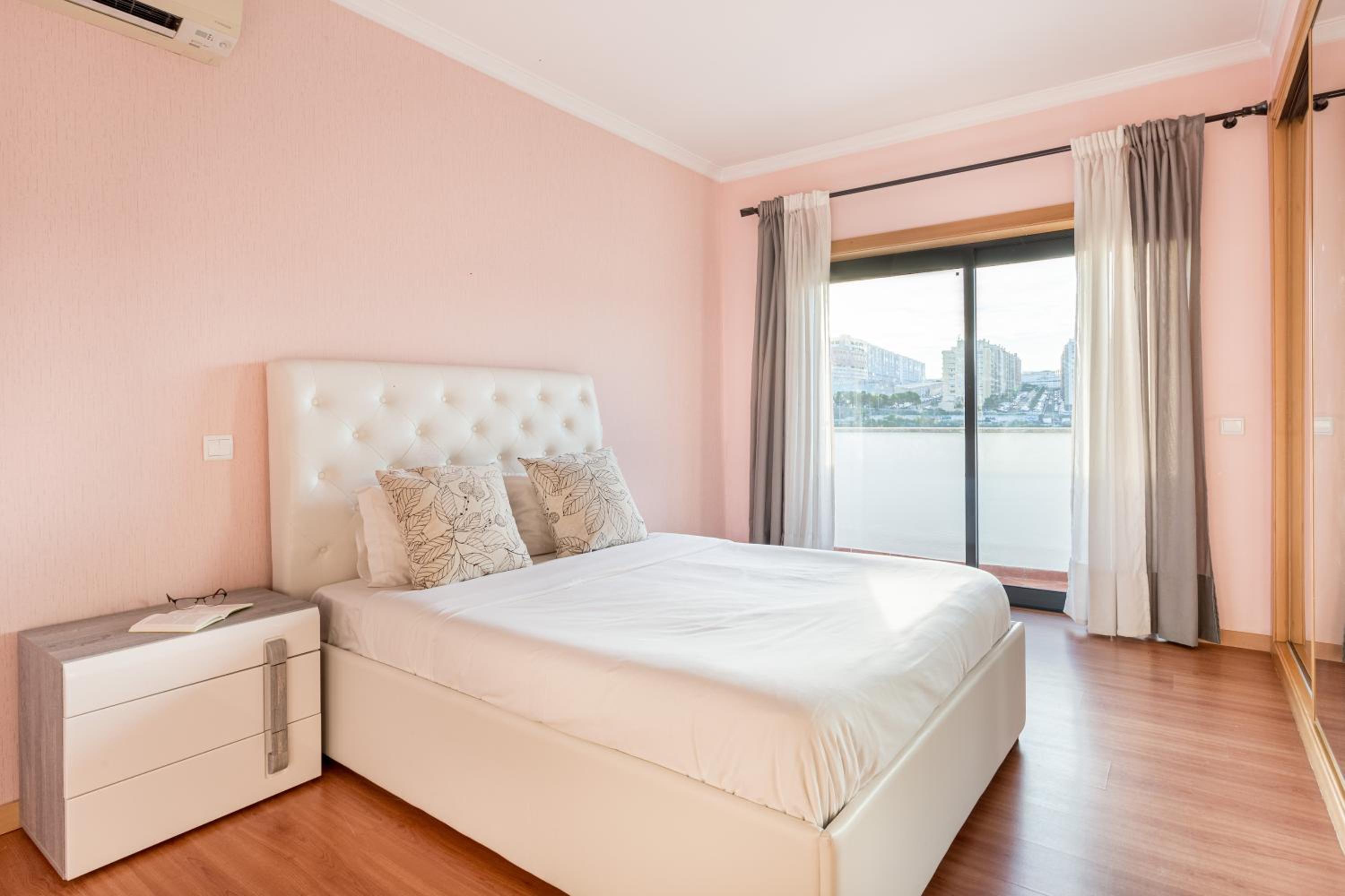 JOIVY Elegant villa w dual pools in Carnaxide