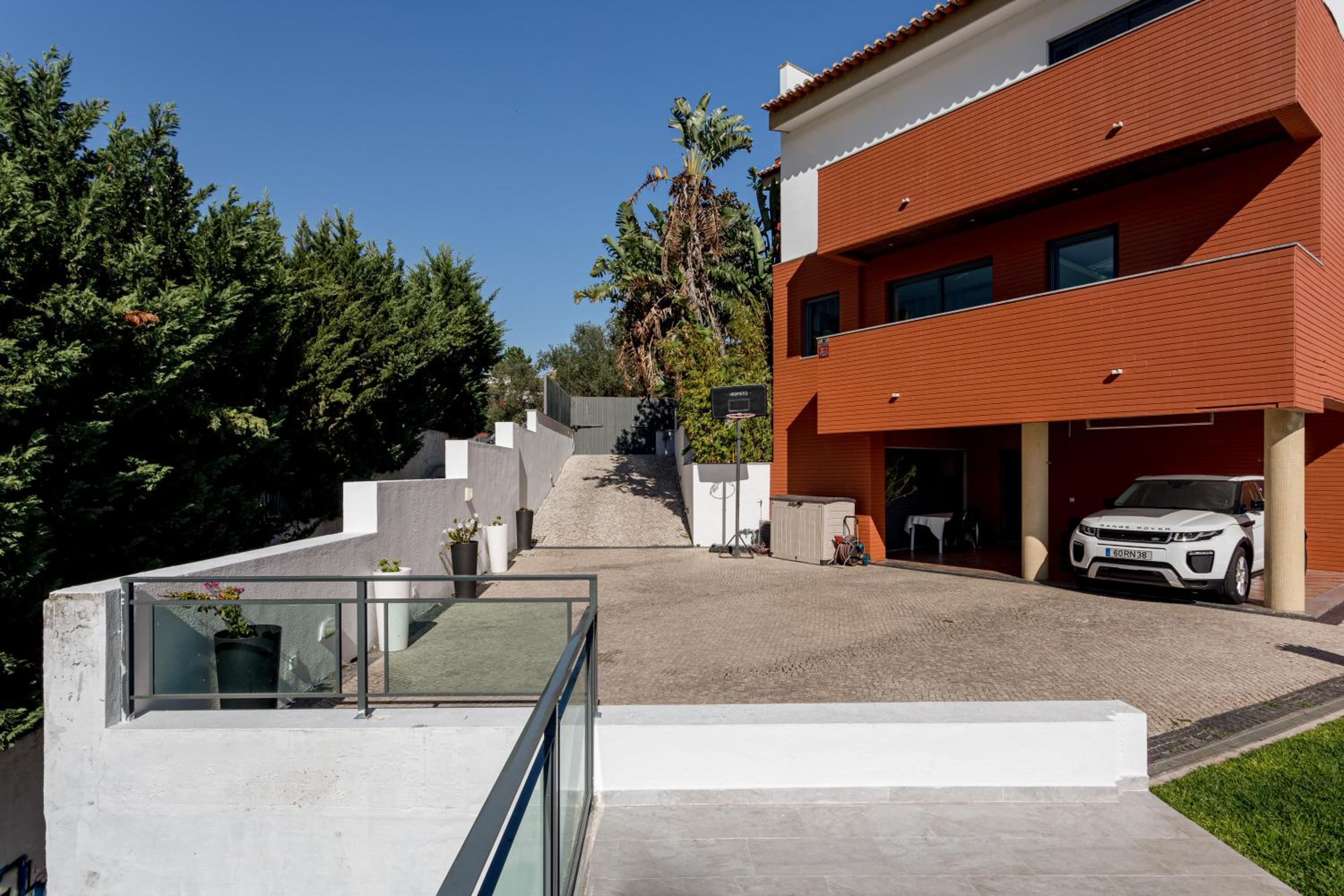 JOIVY Elegant villa w dual pools in Carnaxide