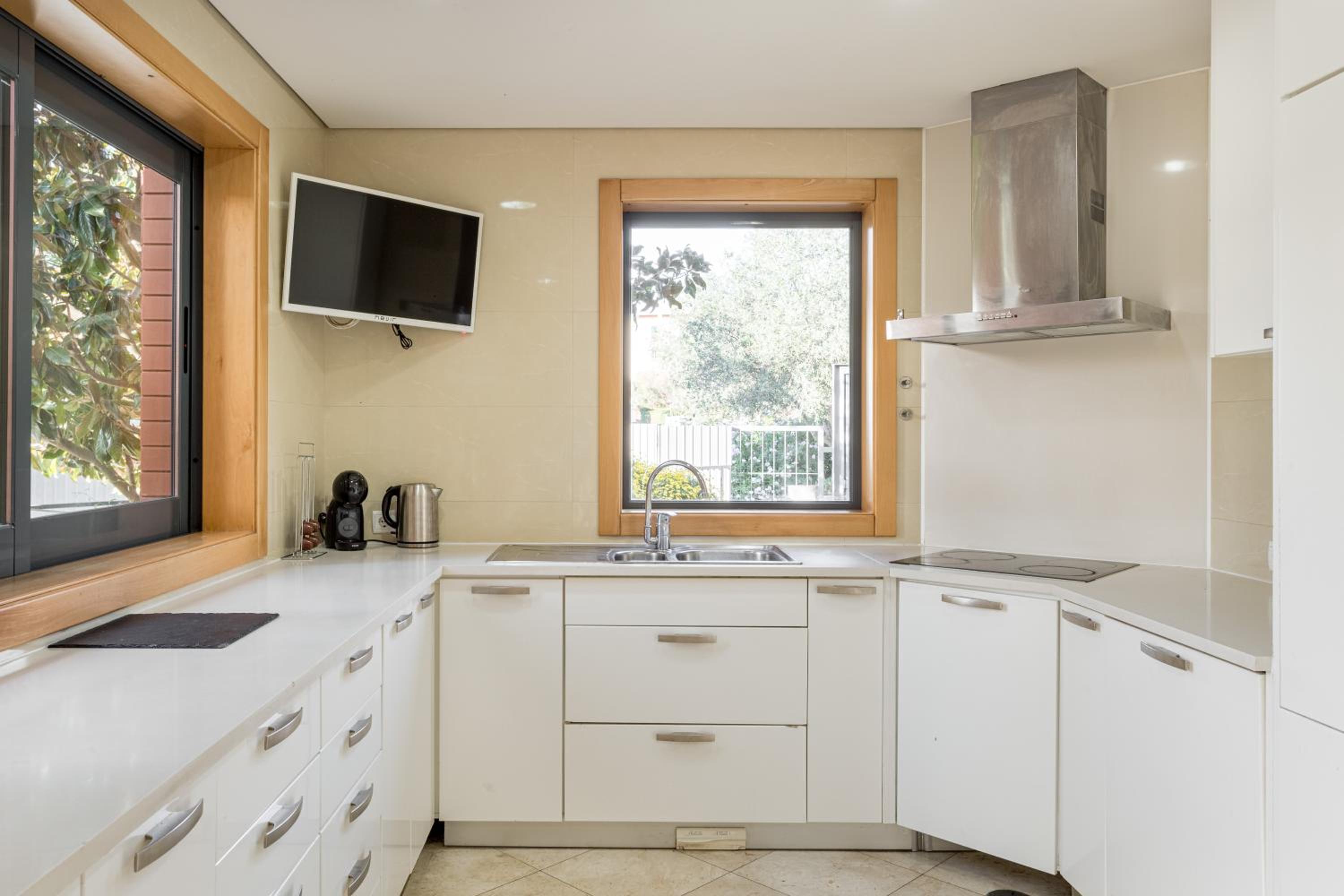 JOIVY Elegant villa w dual pools in Carnaxide