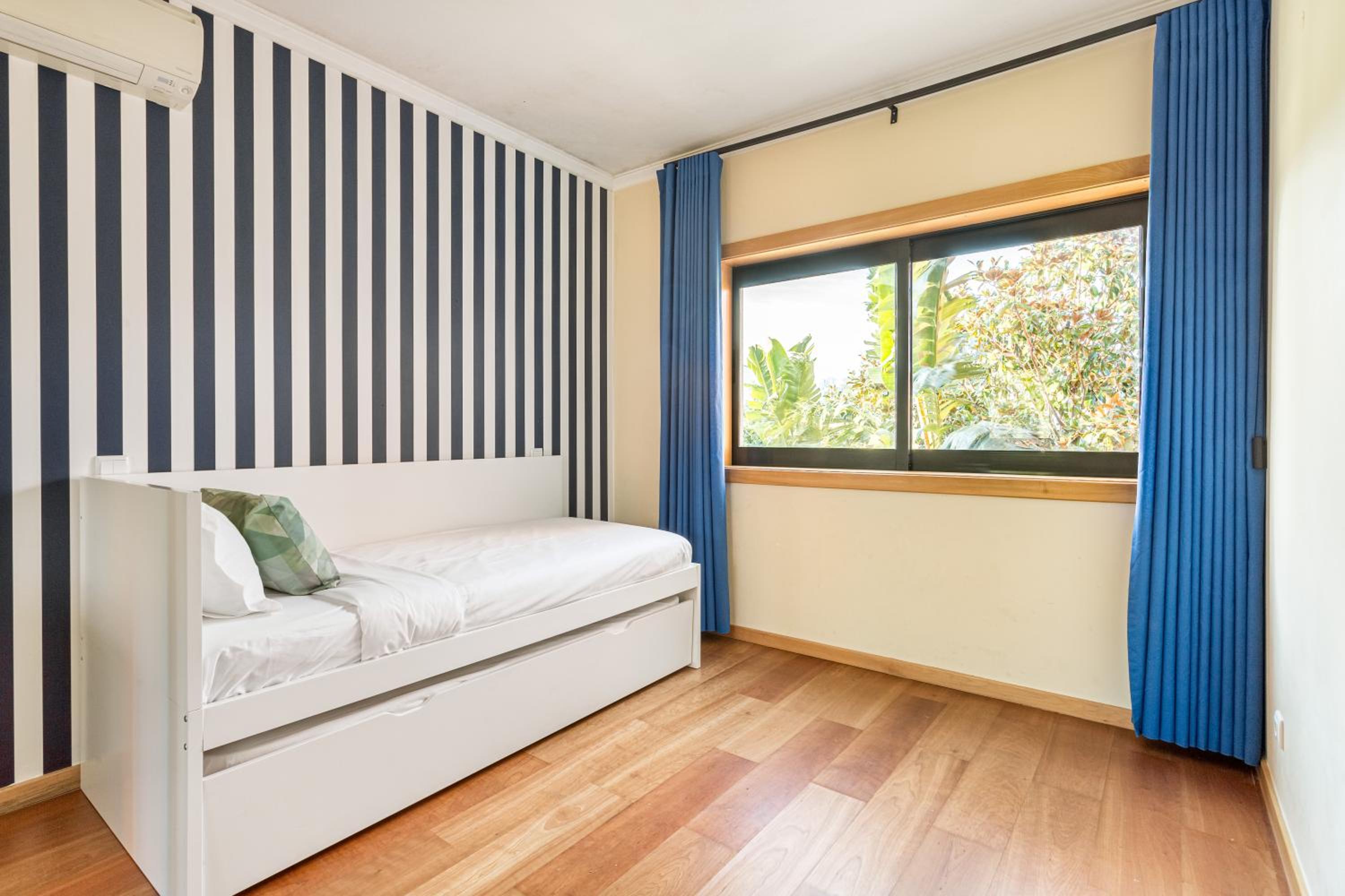JOIVY Elegant villa w dual pools in Carnaxide