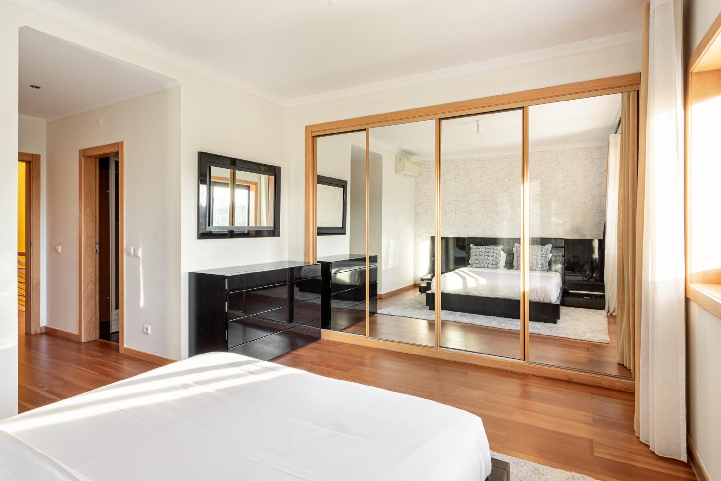 JOIVY Elegant villa w dual pools in Carnaxide