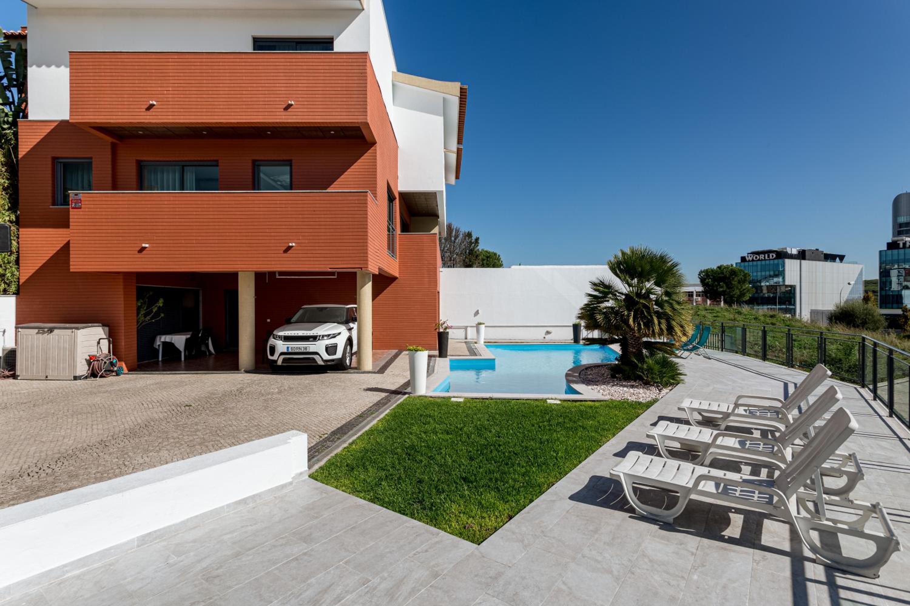 JOIVY Elegant villa w dual pools in Carnaxide