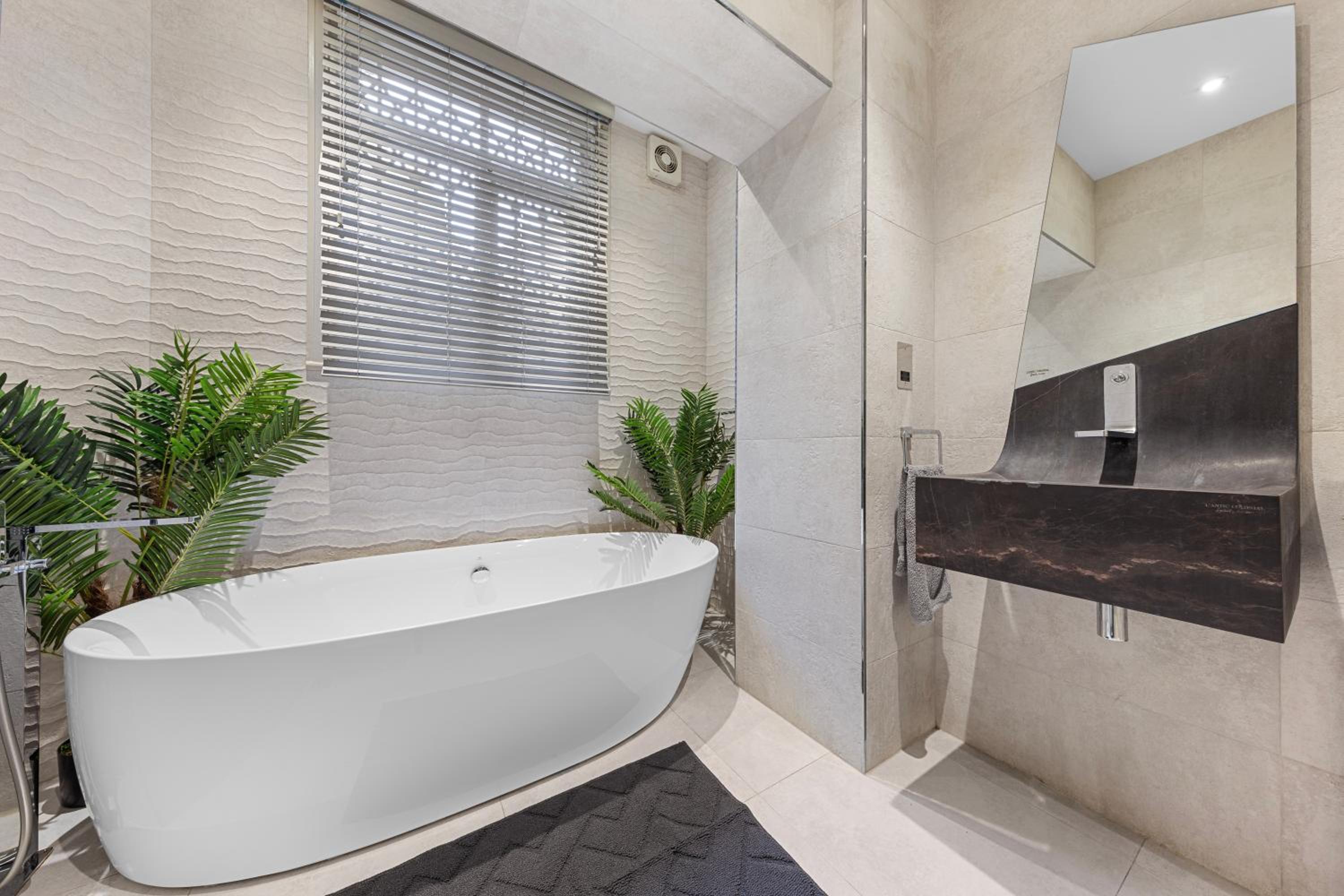Harrods 2 Bed Lux Flat w/patio