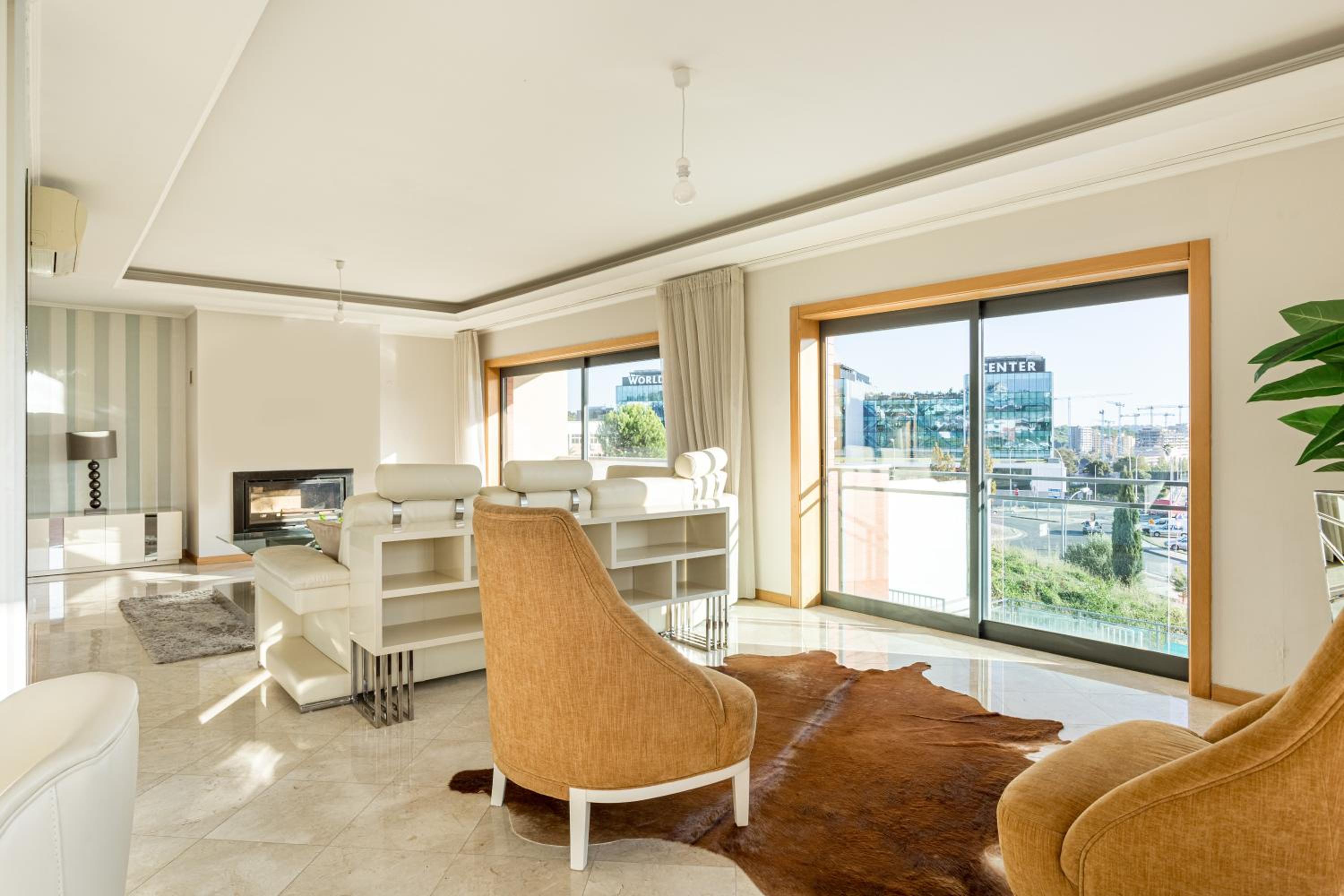 JOIVY Elegant villa w dual pools in Carnaxide