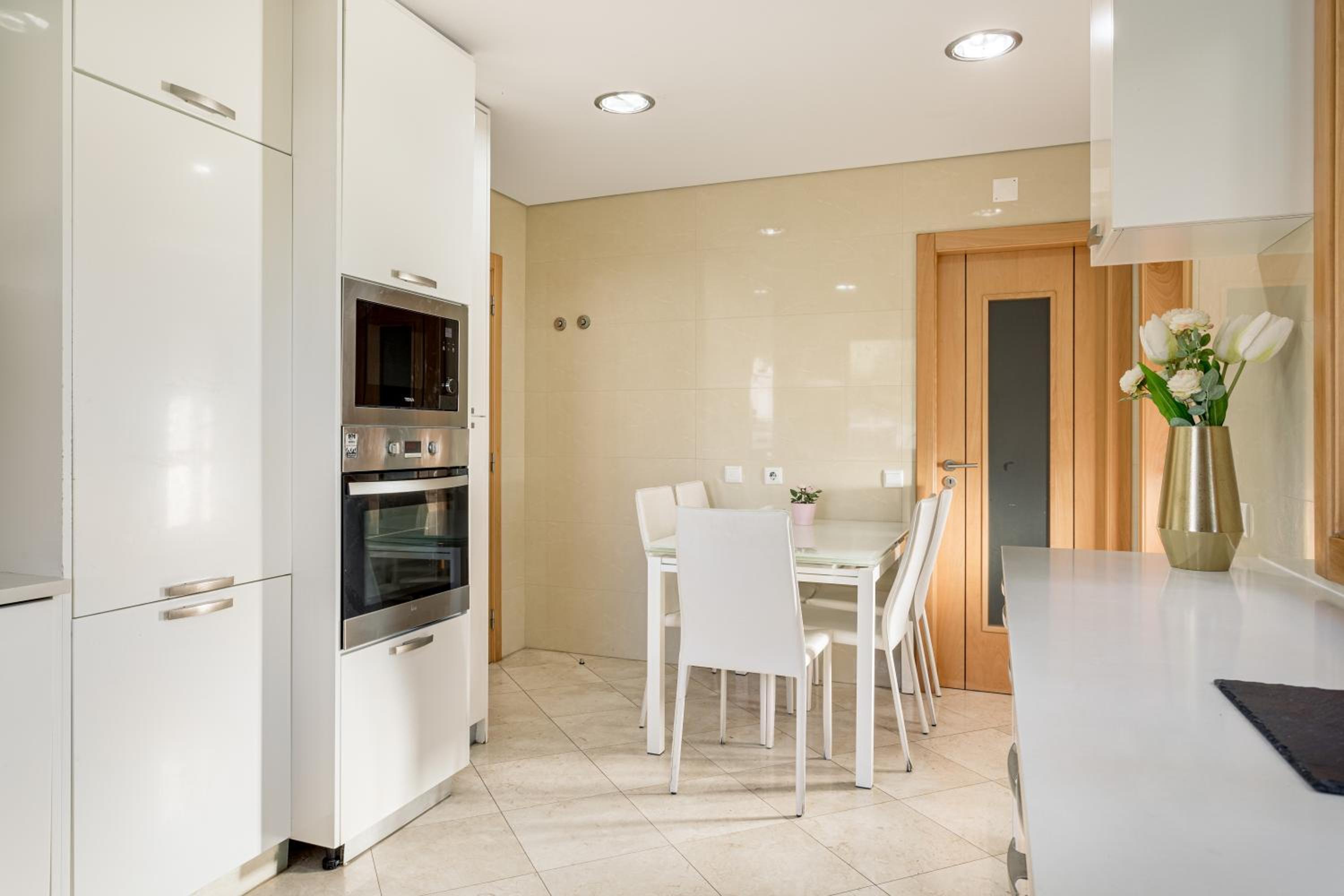 JOIVY Elegant villa w dual pools in Carnaxide