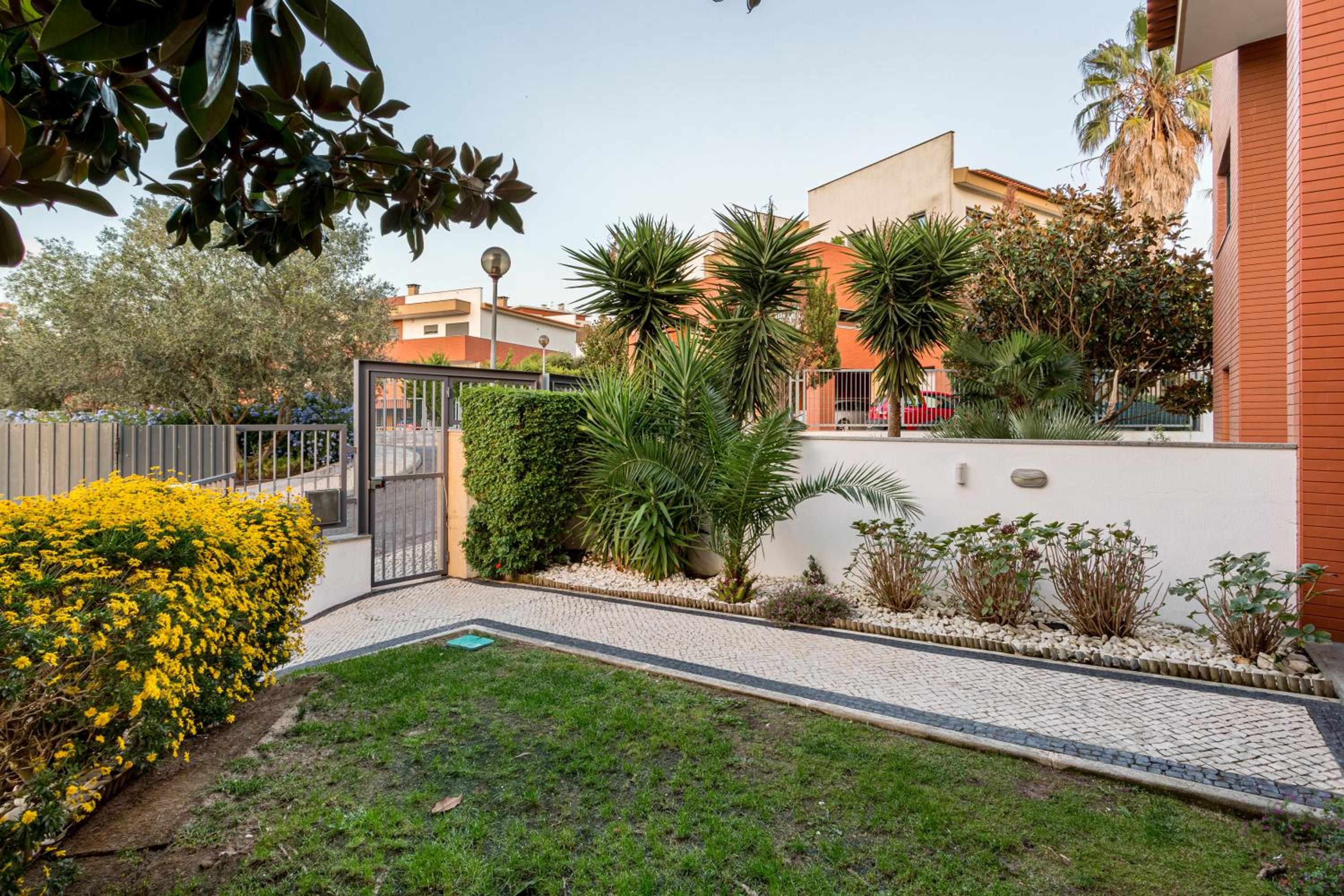 JOIVY Elegant villa w dual pools in Carnaxide