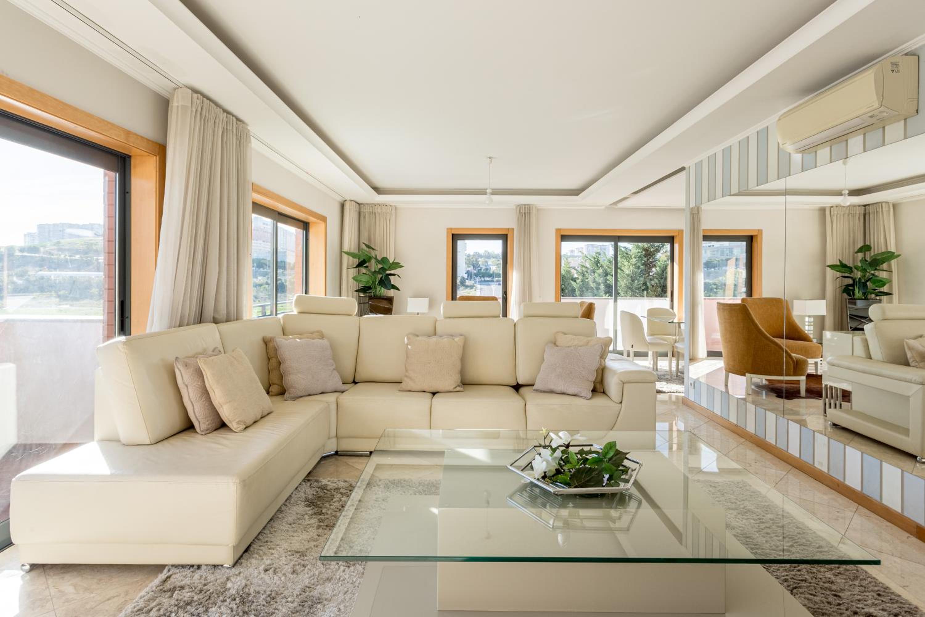 JOIVY Elegant villa w dual pools in Carnaxide