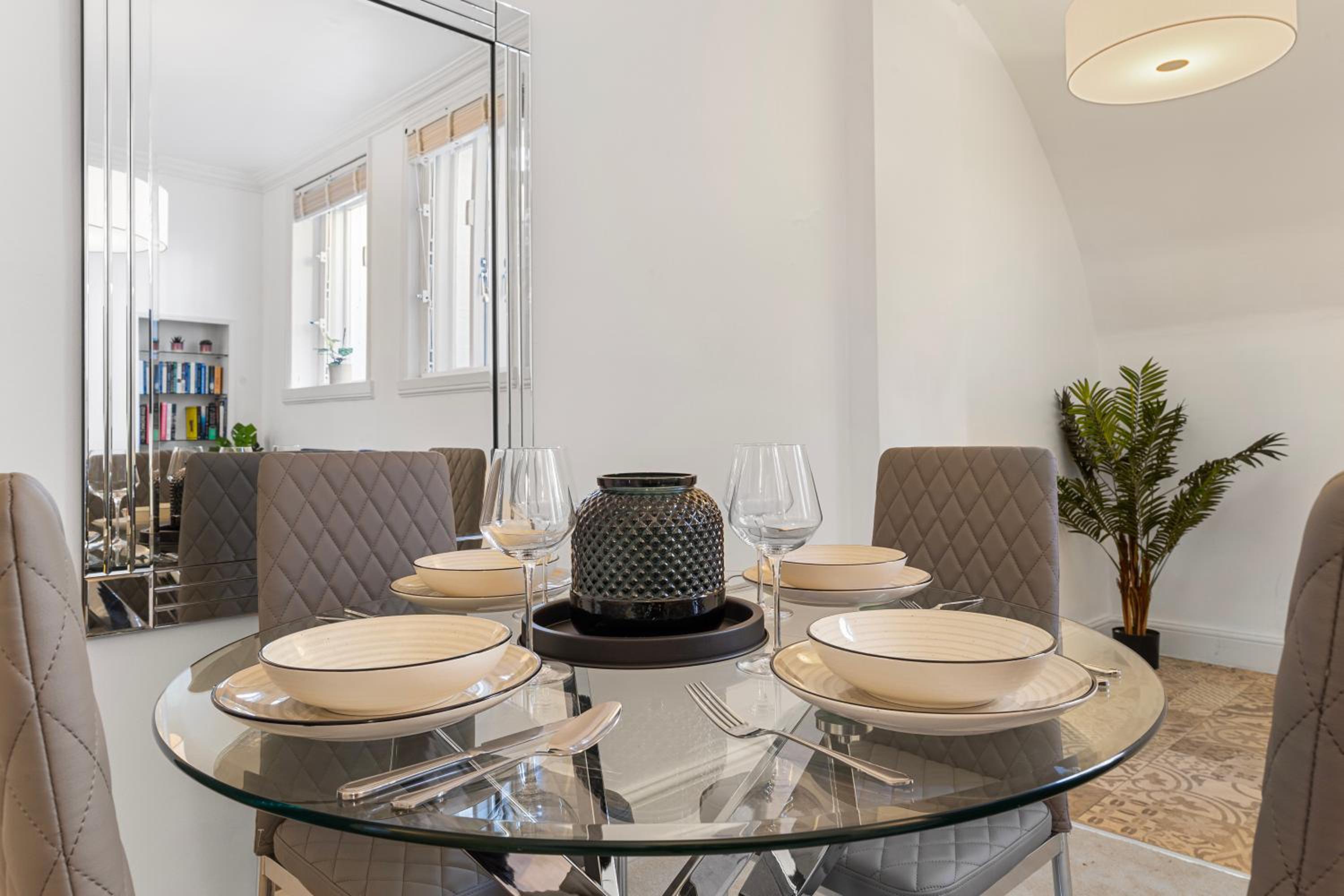 Harrods 2 Bed Lux Flat w/patio