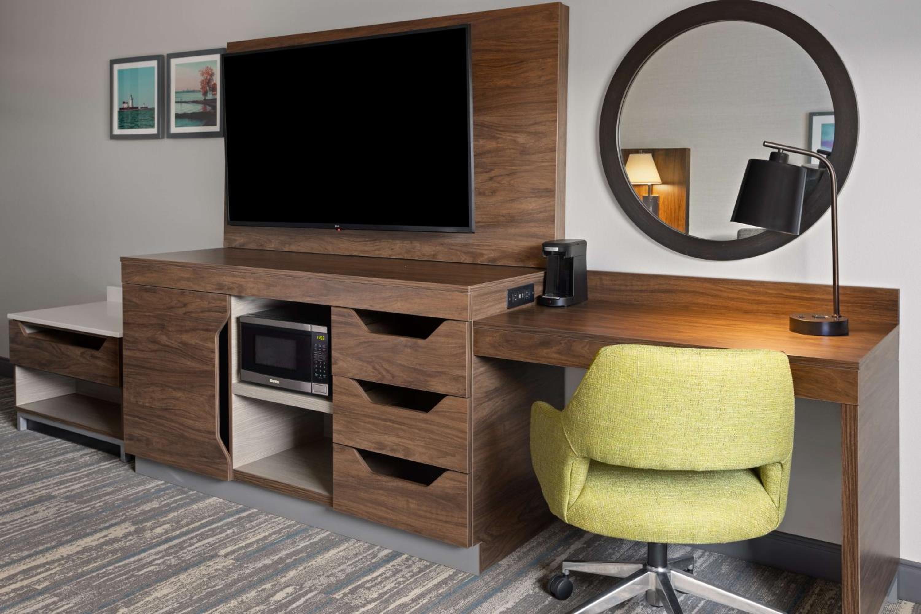 New York City Vacations - Hampton Inn Cleveland-Airport/Tiedeman Road - Property Image 3