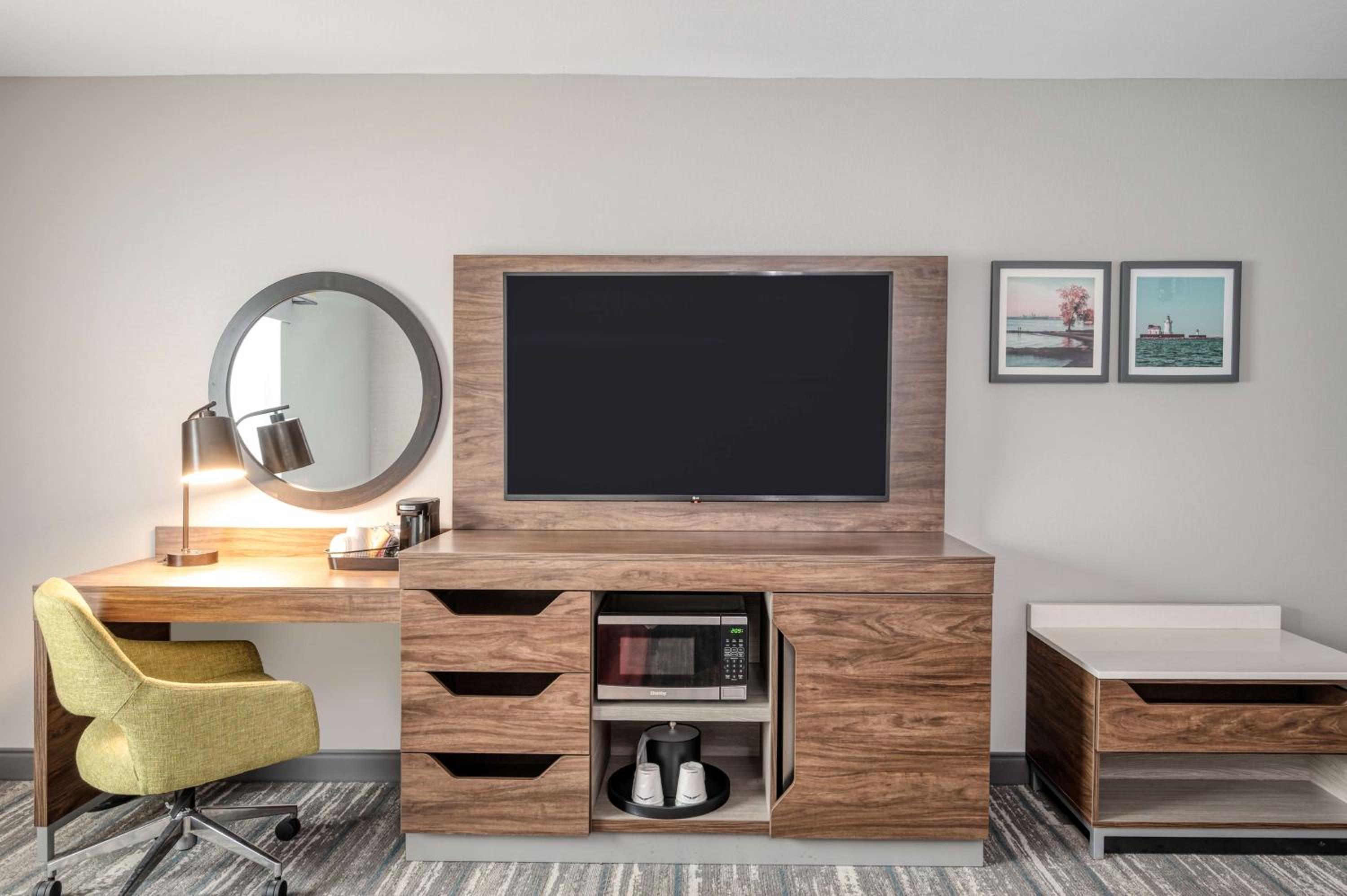 New York City Vacations - Hampton Inn Cleveland-Airport/Tiedeman Road - Property Image 7