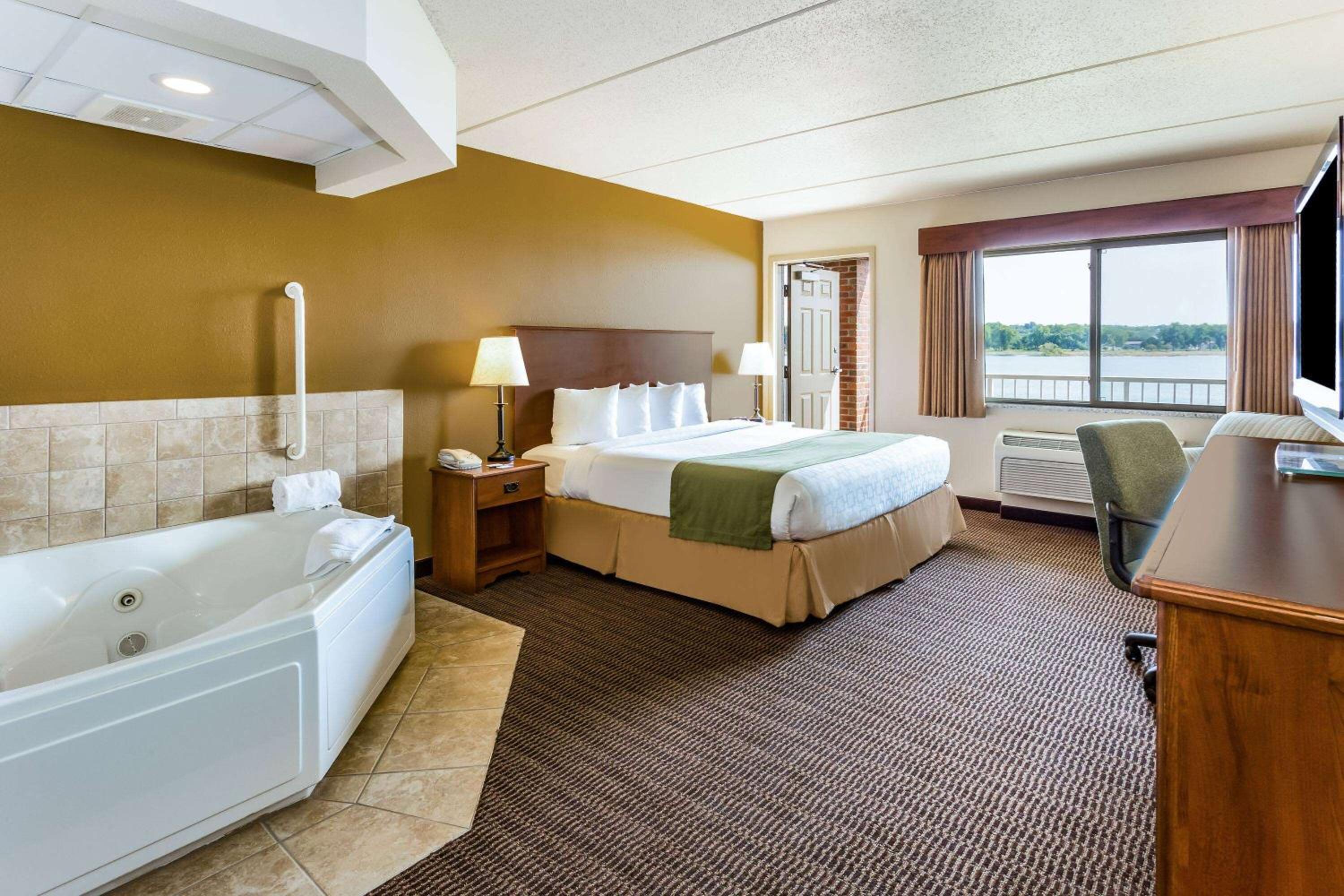 AmericInn by Wyndham Fort Pierre Conference Center - Property Image 11