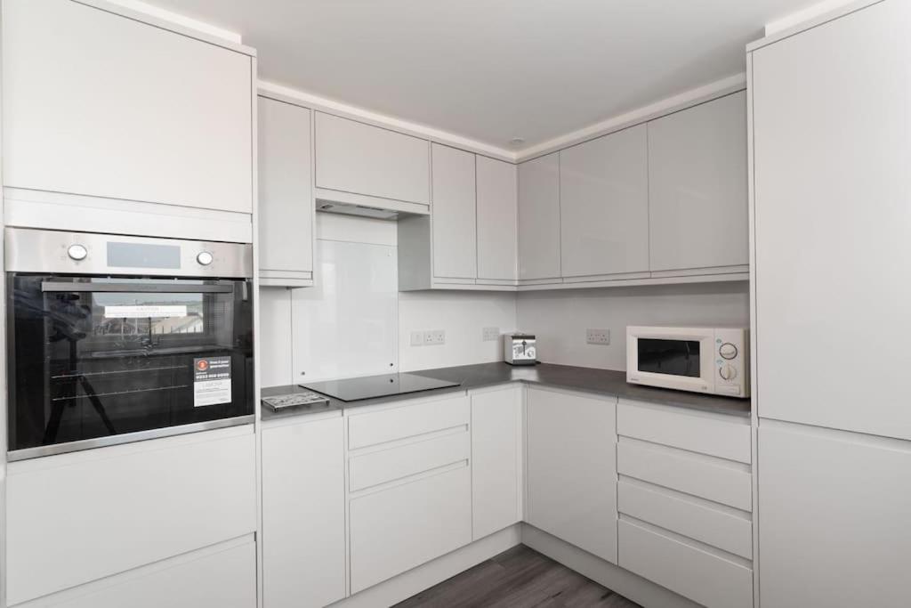 Charming 3 bedroom harbour cottage with parking