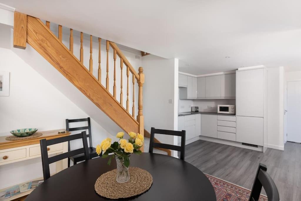 Charming 3 bedroom harbour cottage with parking