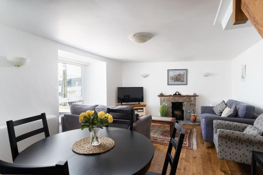 Charming 3 bedroom harbour cottage with parking