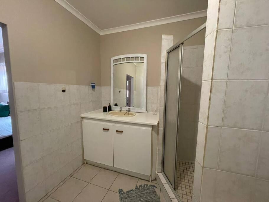 Hillcrest/Waterfall Garden Hideaway! view 4