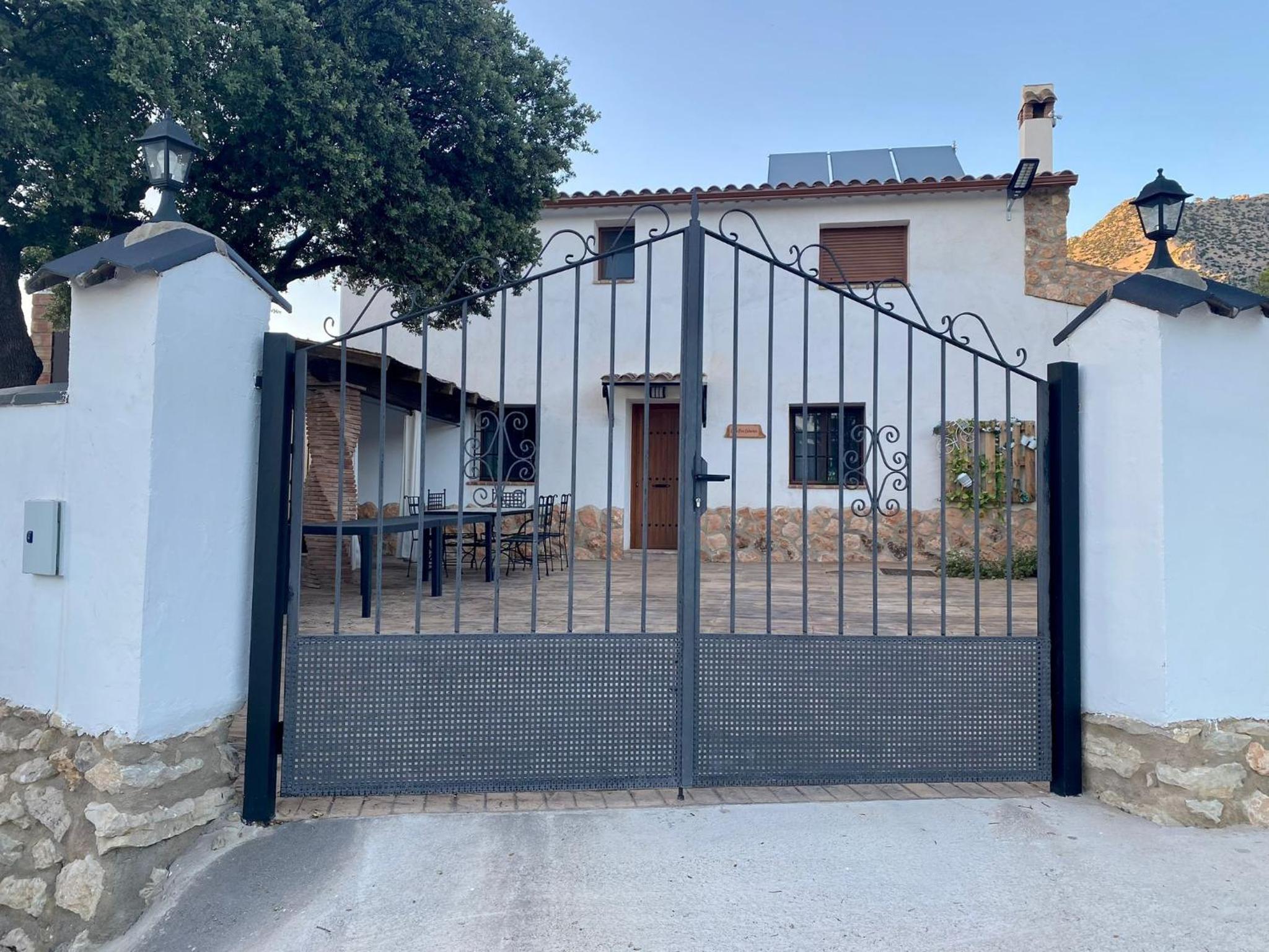 ENTRESIERRAS Apartamentos rurales con chimenea, barbacoa y espacio para eventos