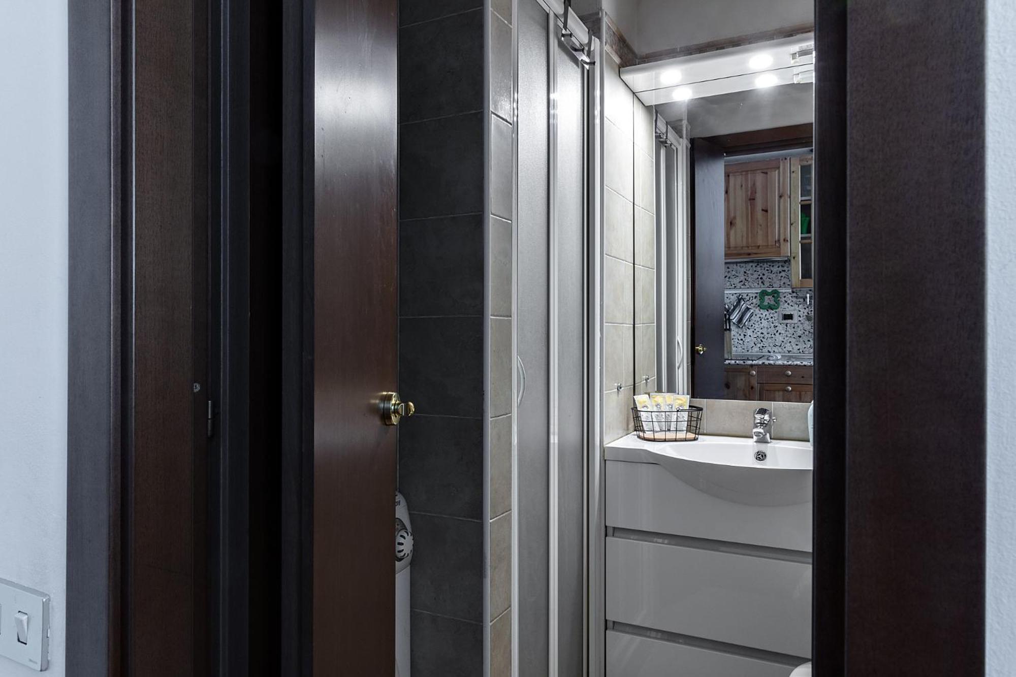 DeHomes - Business Suites, Milan Centre, Wi-Fi & Netflix, 10 minutes Duomo & more