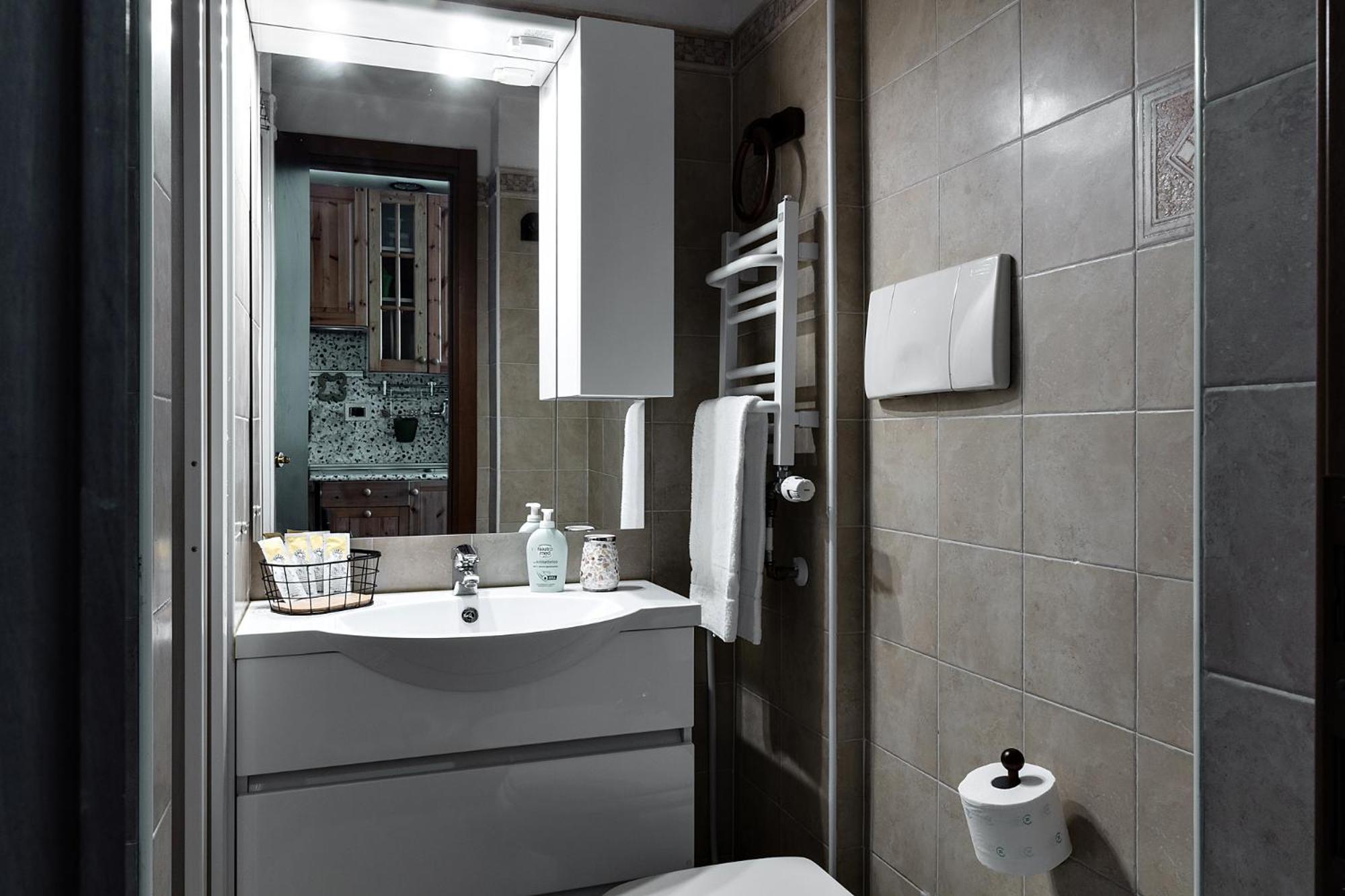 DeHomes - Business Suites, Milan Centre, Wi-Fi & Netflix, 10 minutes Duomo & more