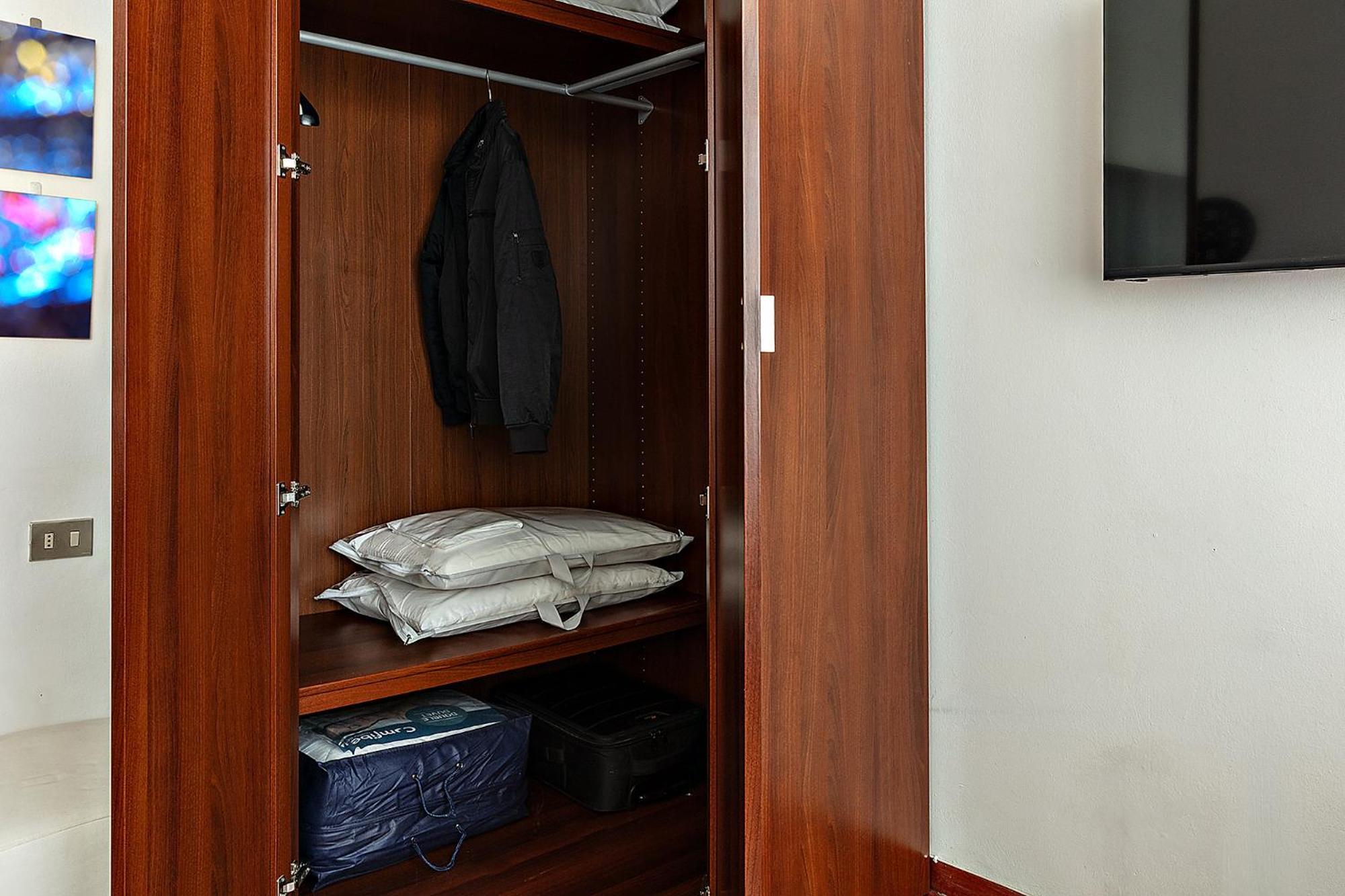 DeHomes - Business Suites, Milan Centre, Wi-Fi & Netflix, 10 minutes Duomo & more
