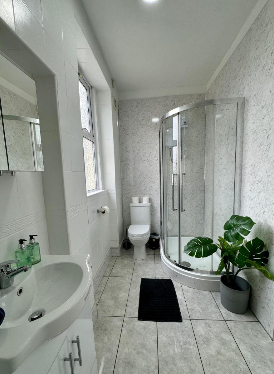 Space for groups, 10 mins from Queen St! view 5
