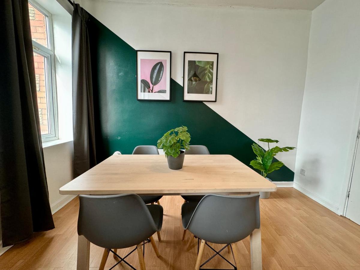 Space for groups, 10 mins from Queen St! view 2