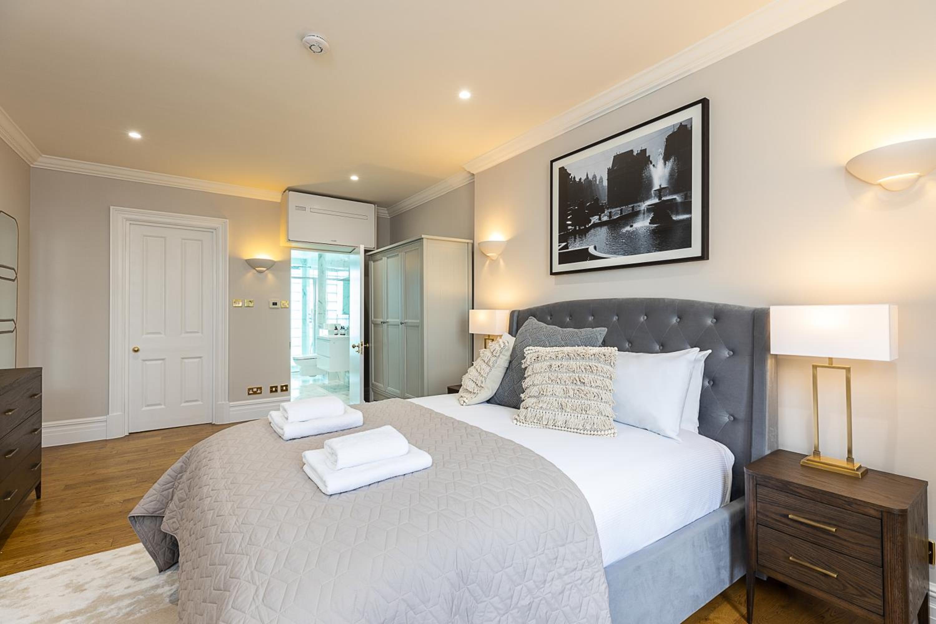 Astonishing flats near Mayfair & Piccadilly Circus