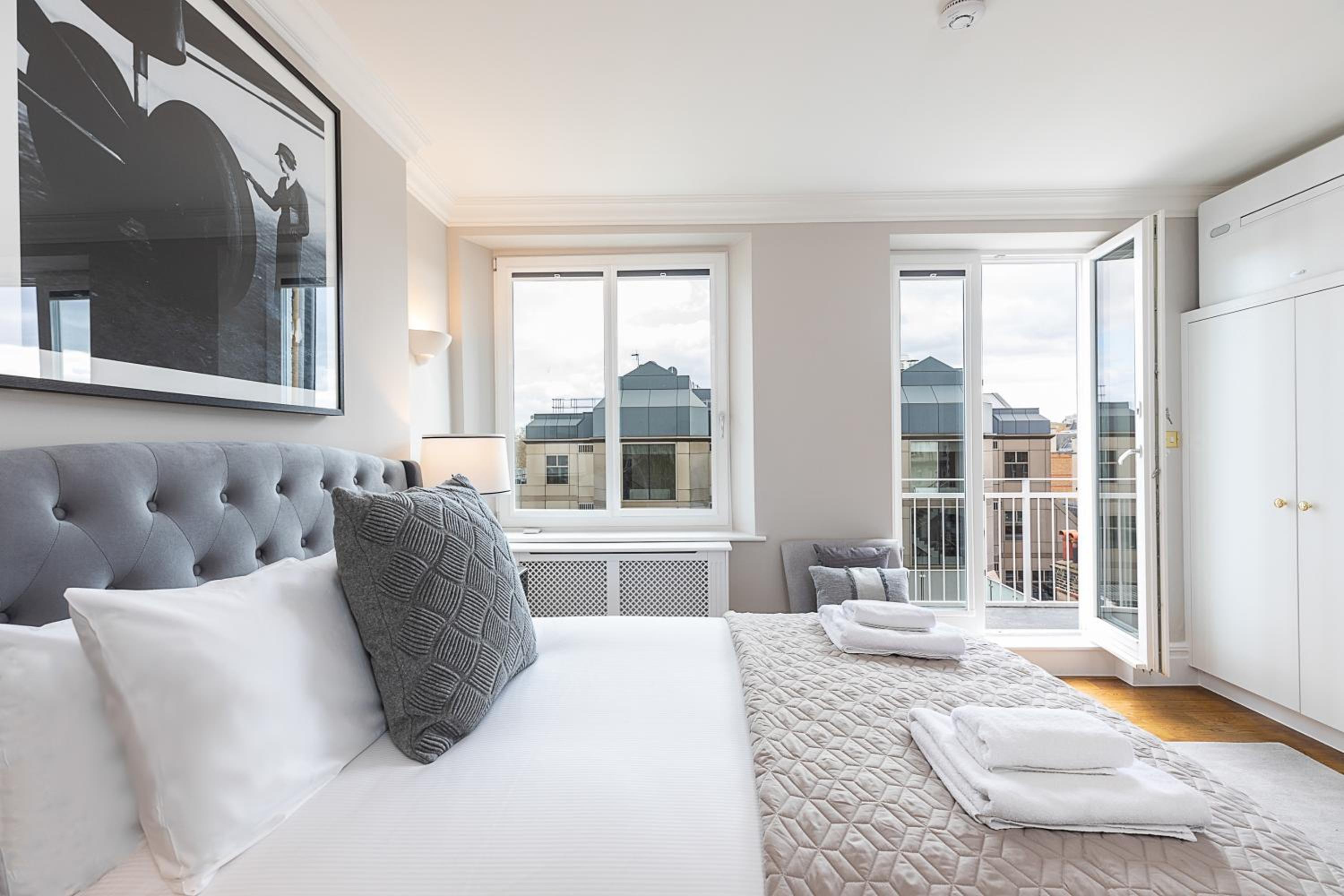 Astonishing flats near Mayfair & Piccadilly Circus