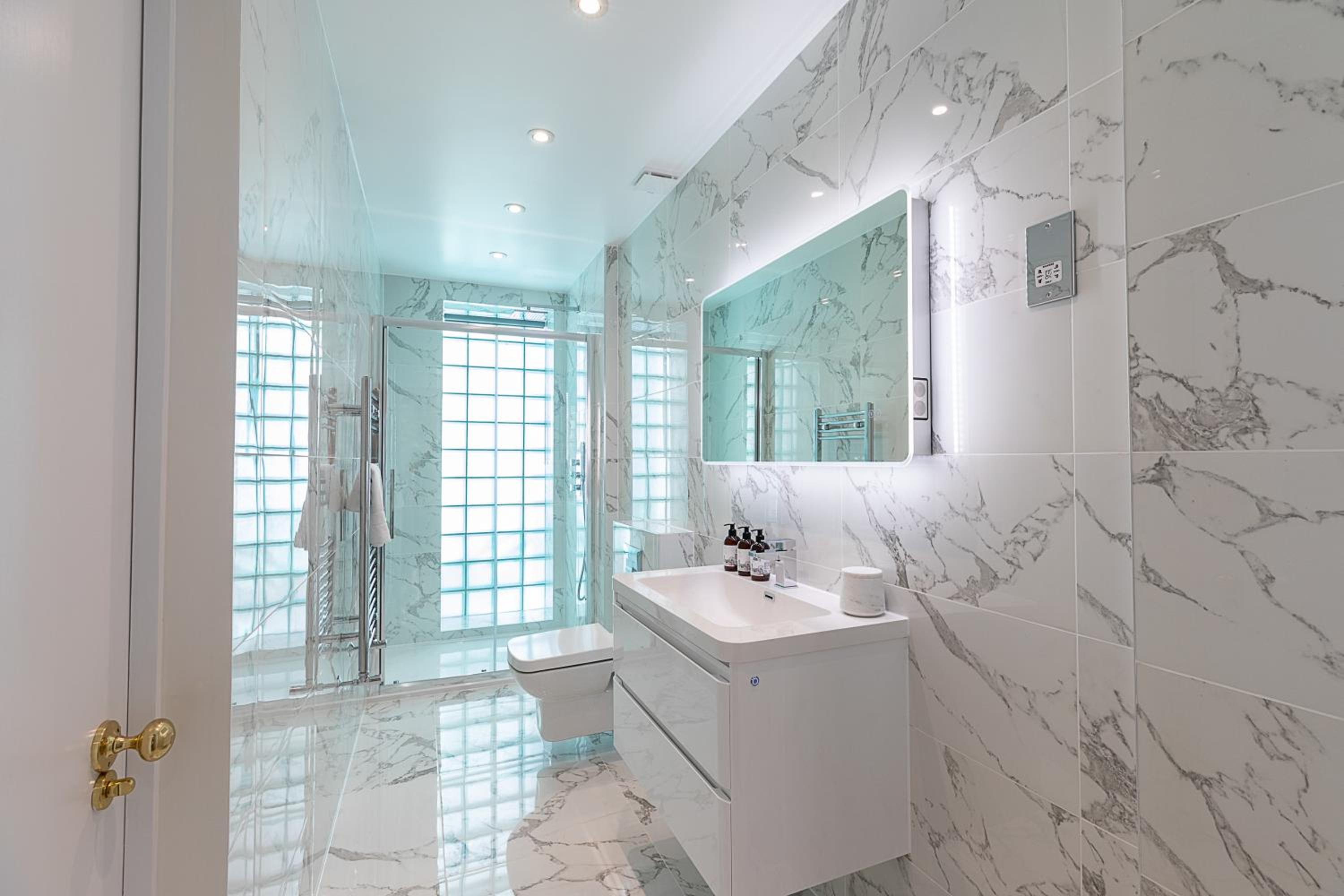 Astonishing flats near Mayfair & Piccadilly Circus