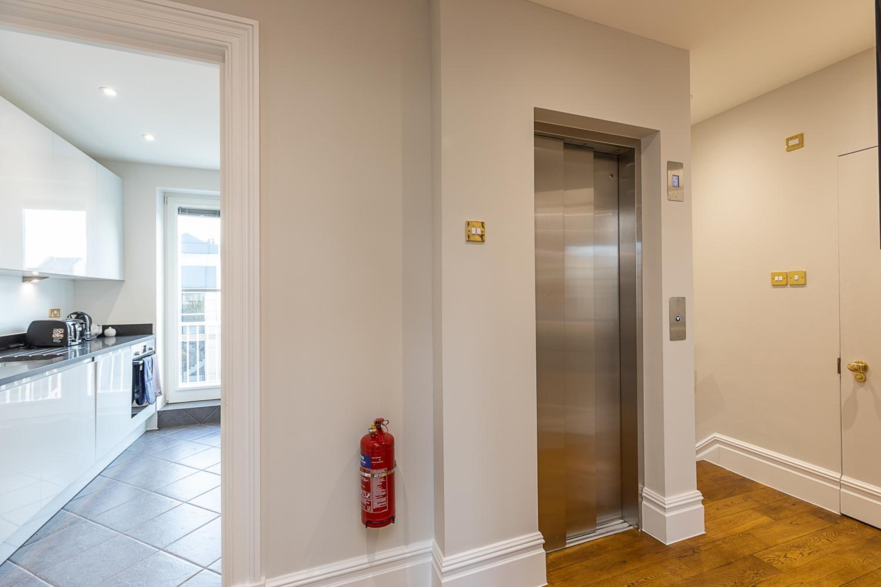 Astonishing flats near Mayfair & Piccadilly Circus