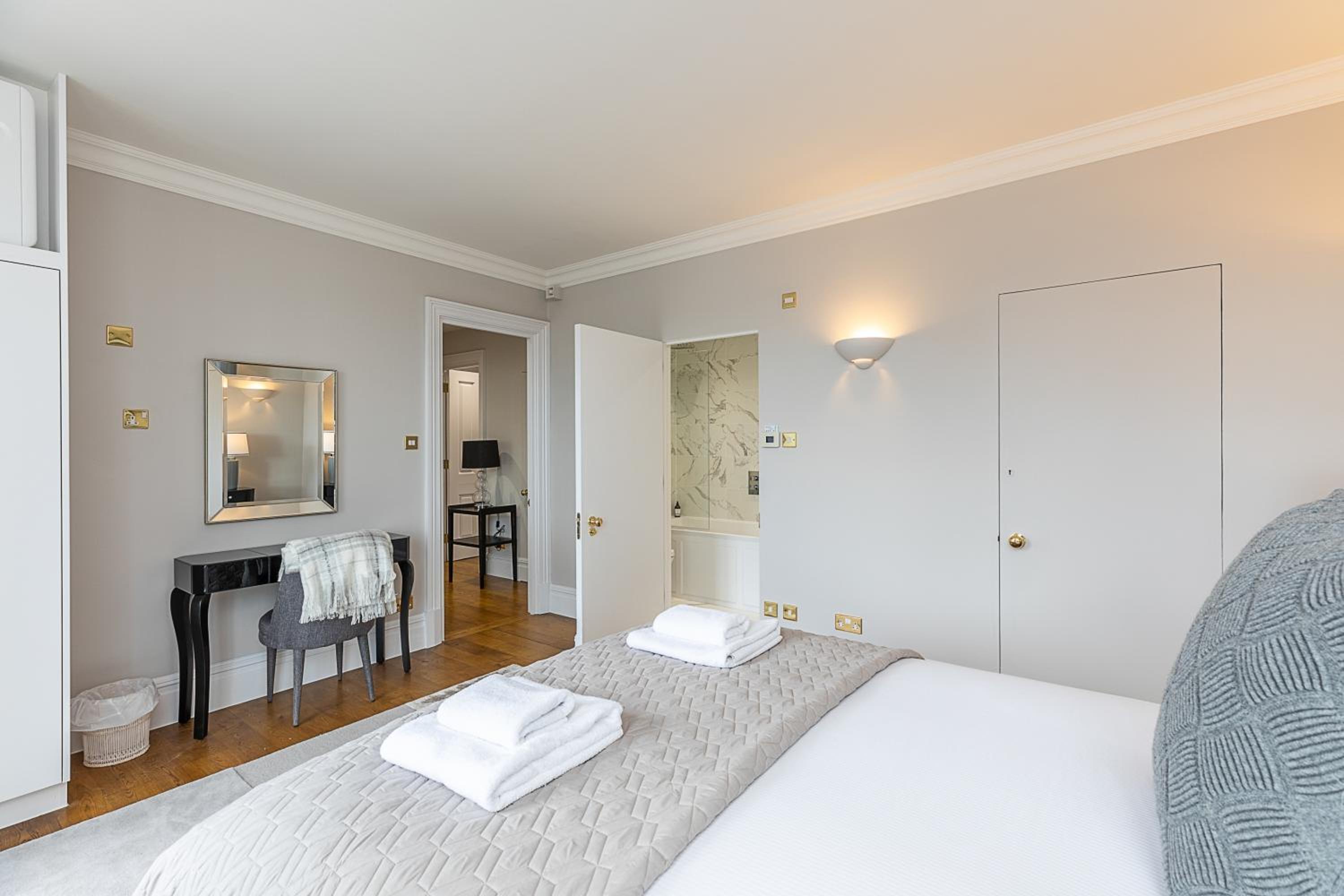 Astonishing flats near Mayfair & Piccadilly Circus