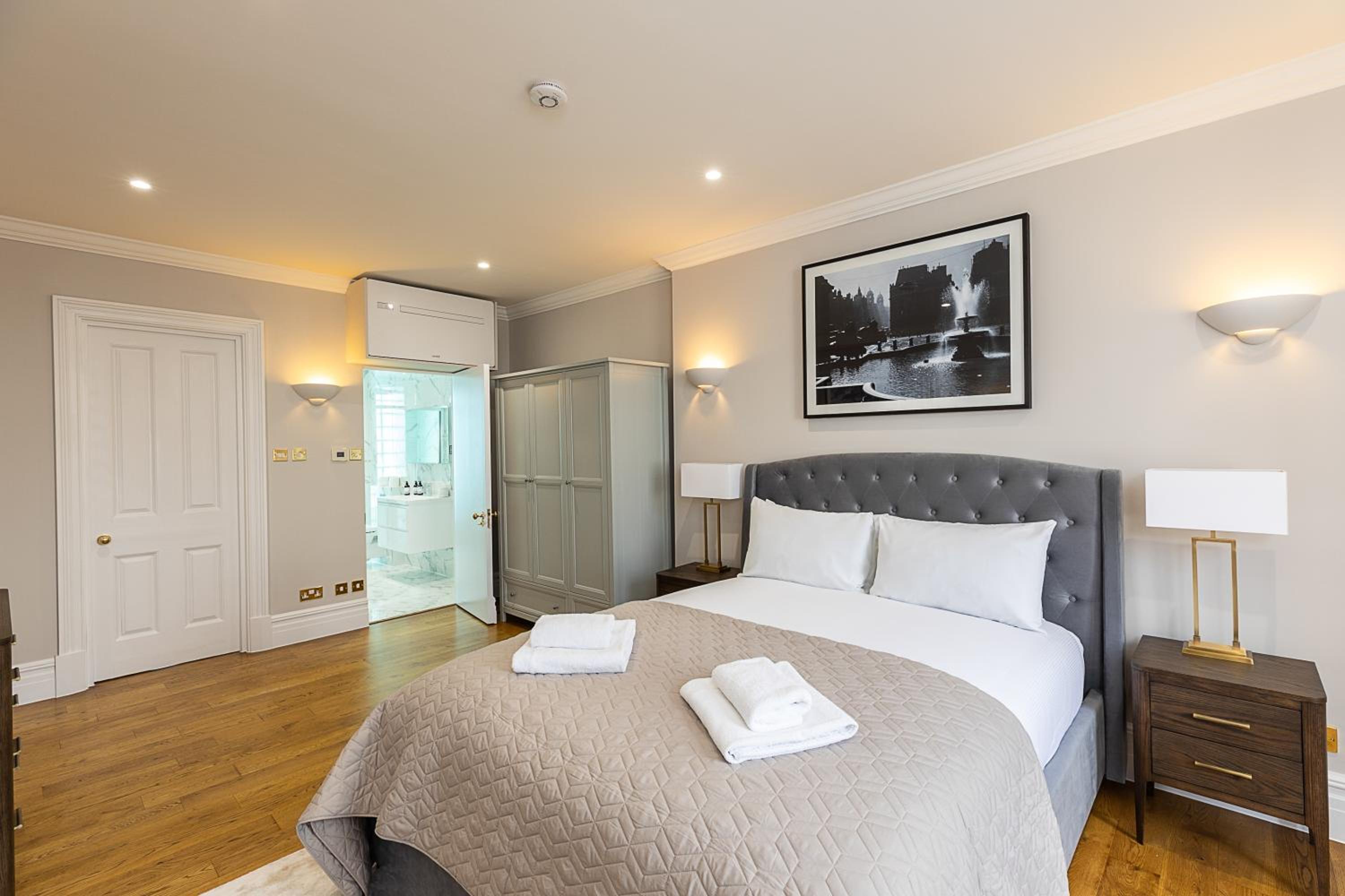 Astonishing flats near Mayfair & Piccadilly Circus