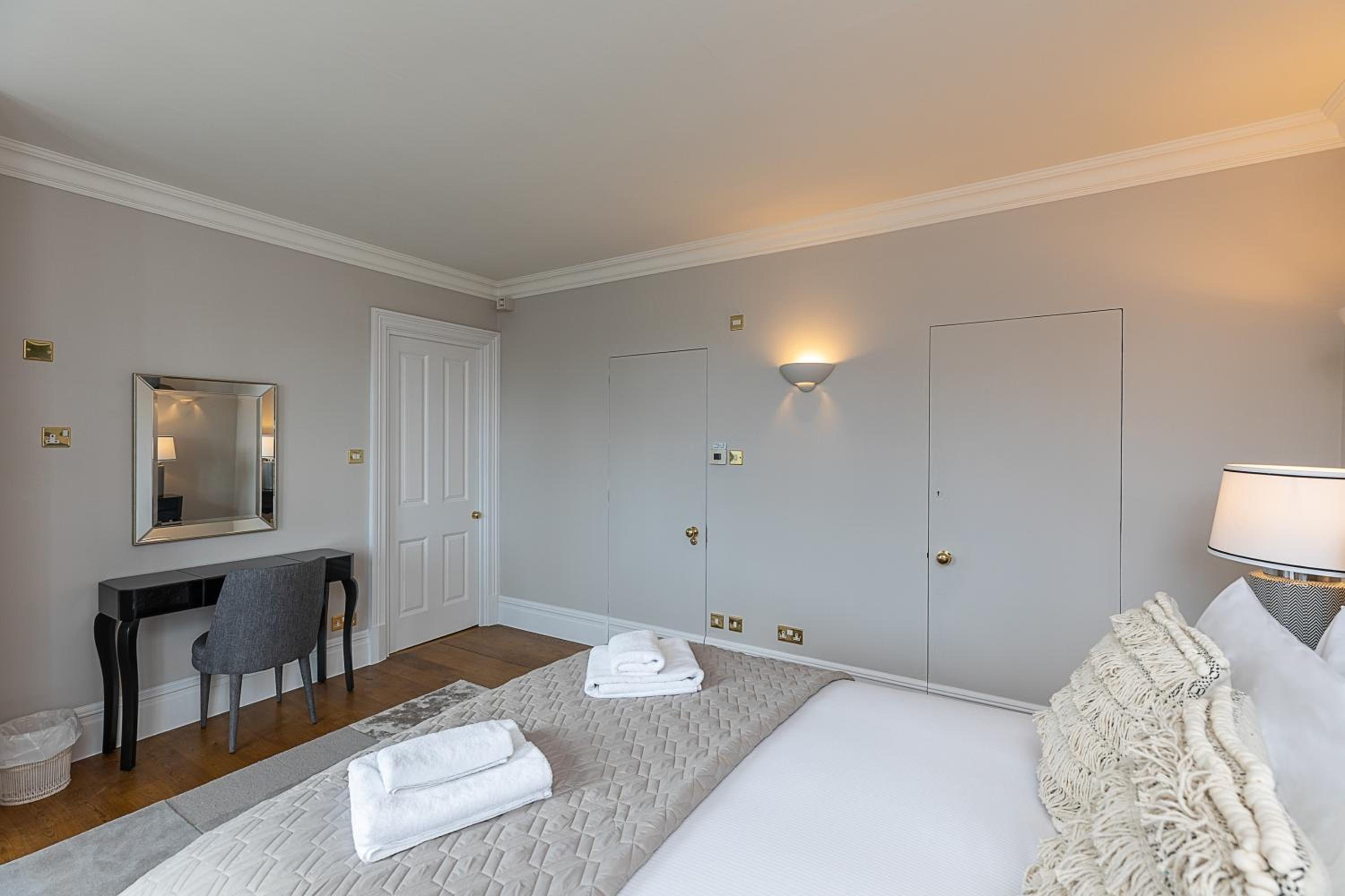 Astonishing flats near Mayfair & Piccadilly Circus
