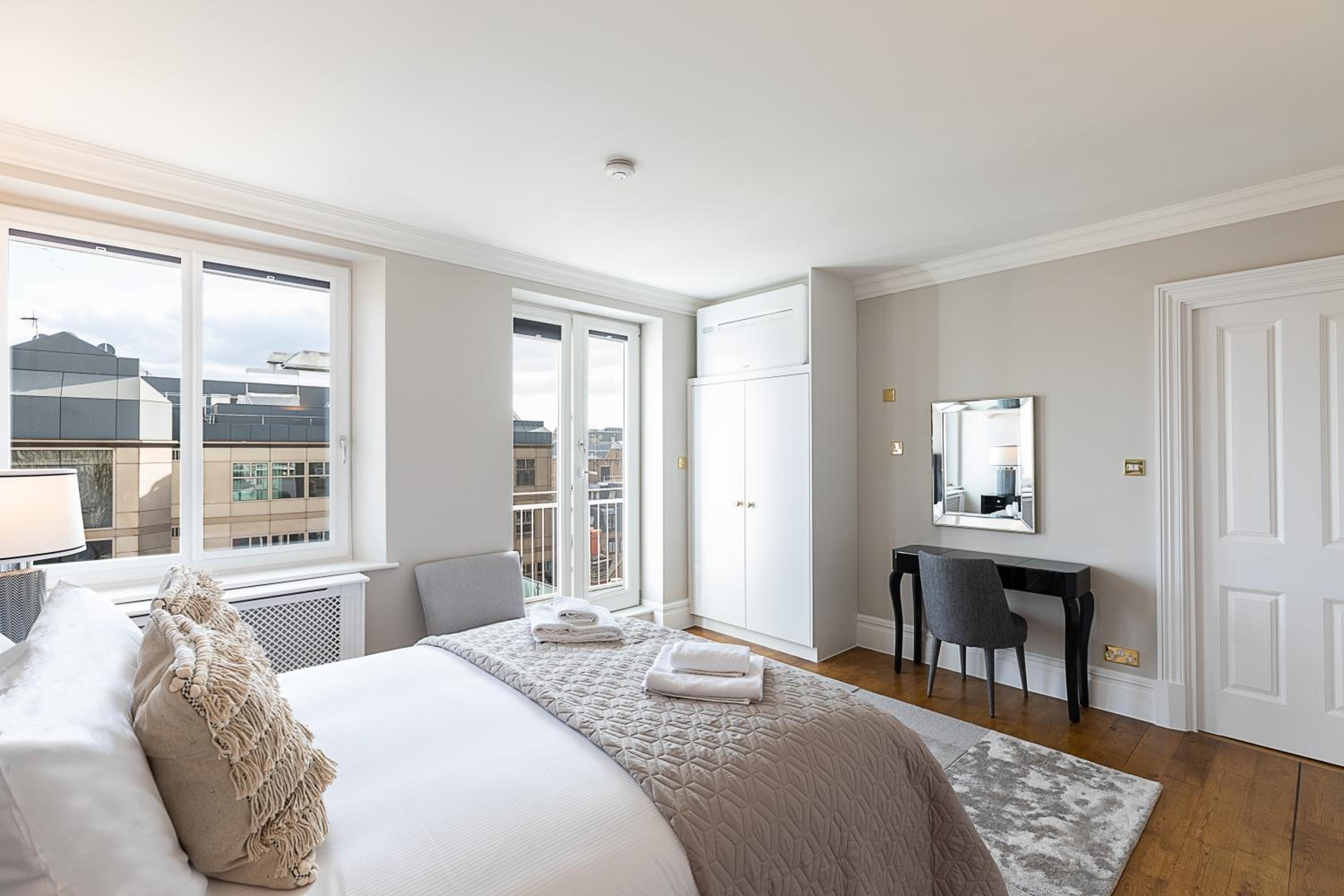 Astonishing flats near Mayfair & Piccadilly Circus