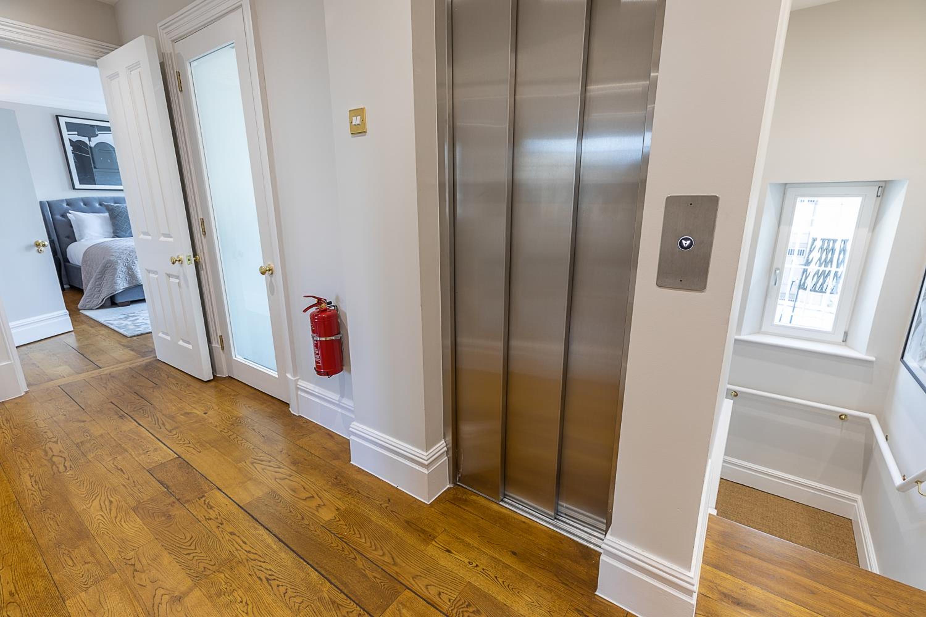 Astonishing flats near Mayfair & Piccadilly Circus