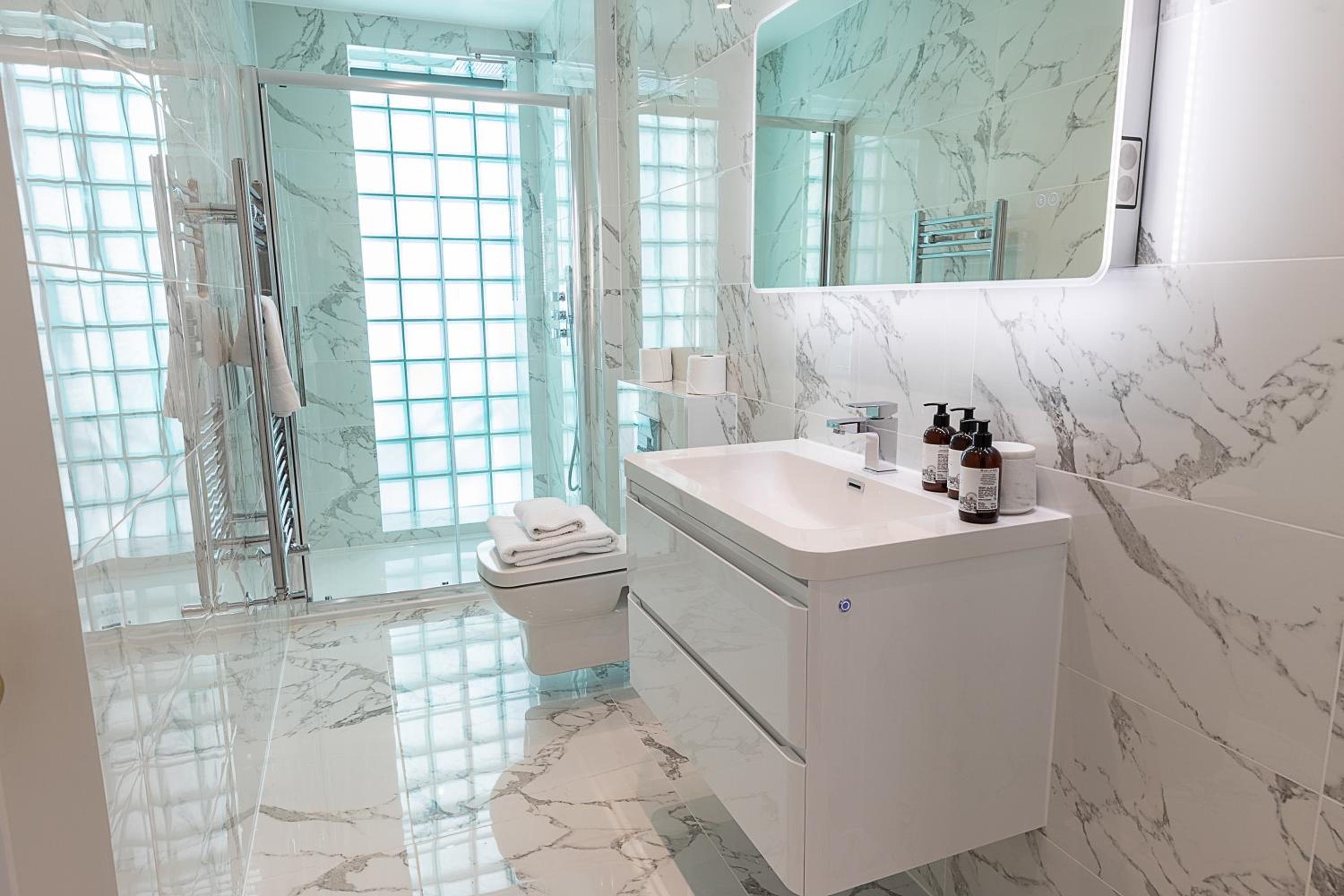 Astonishing flats near Mayfair & Piccadilly Circus