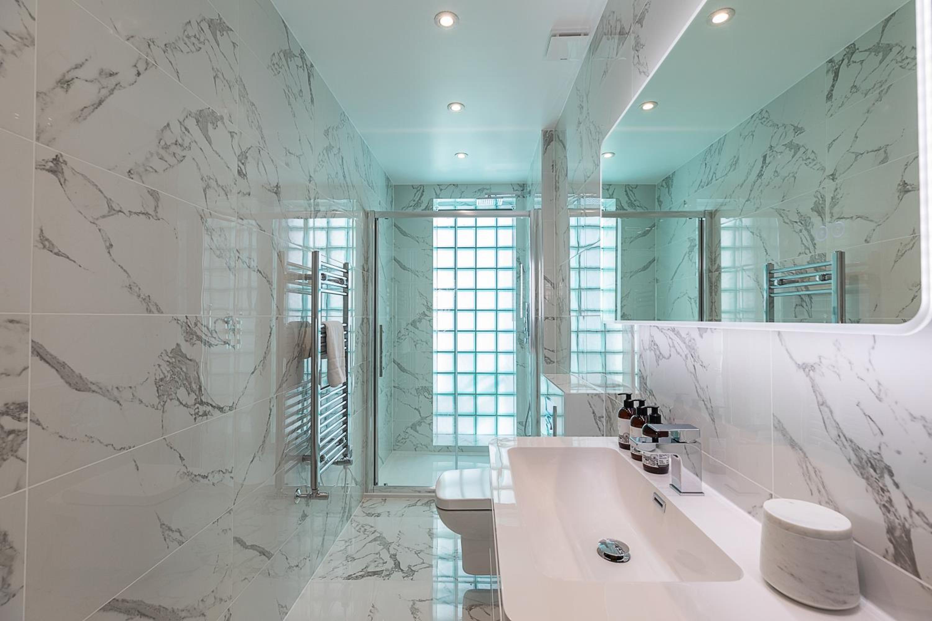Astonishing flats near Mayfair & Piccadilly Circus