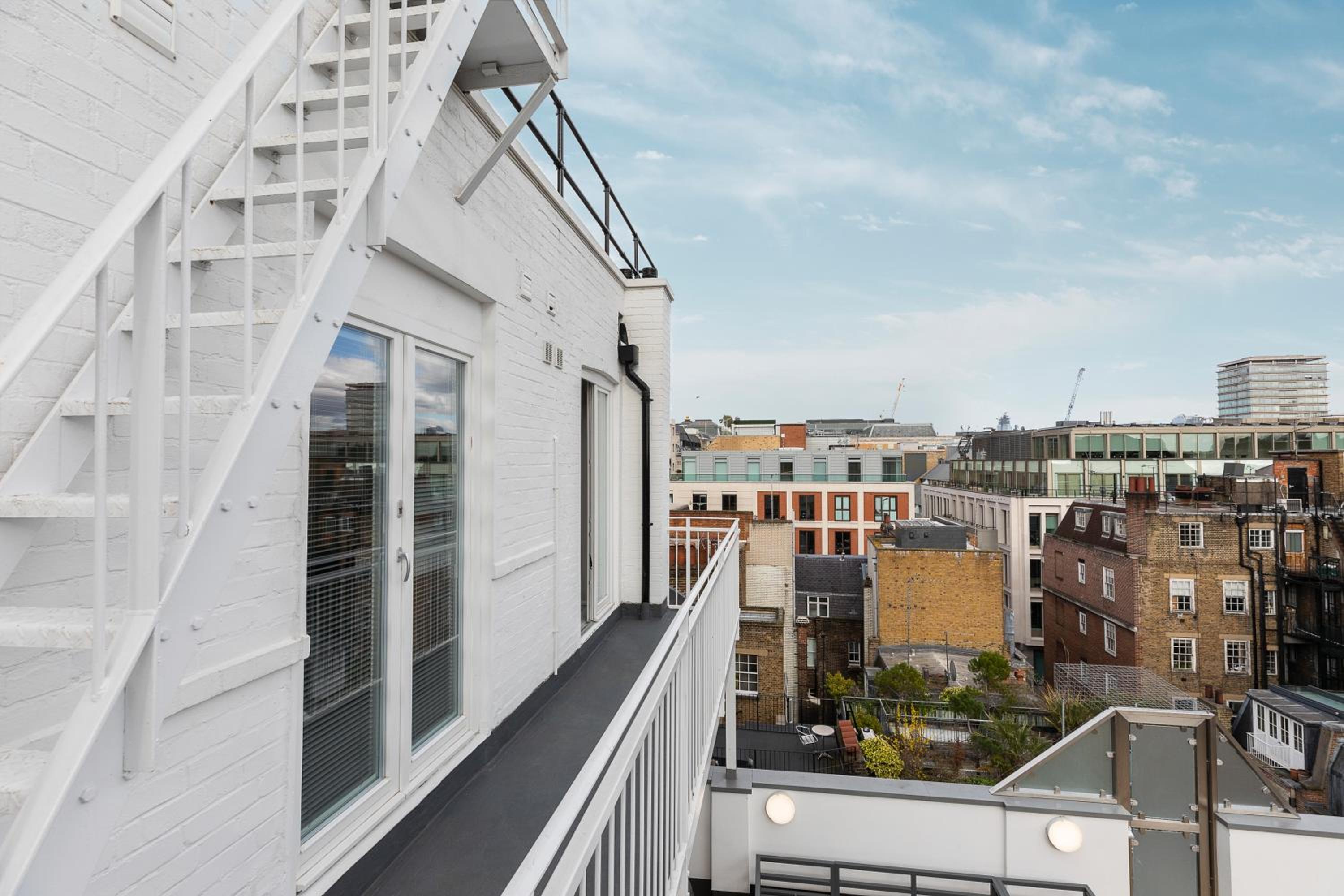 Astonishing flats near Mayfair & Piccadilly Circus