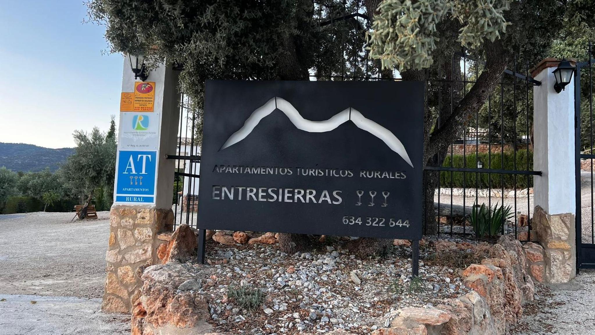 ENTRESIERRAS Apartamentos rurales con chimenea, barbacoa y espacio para eventos